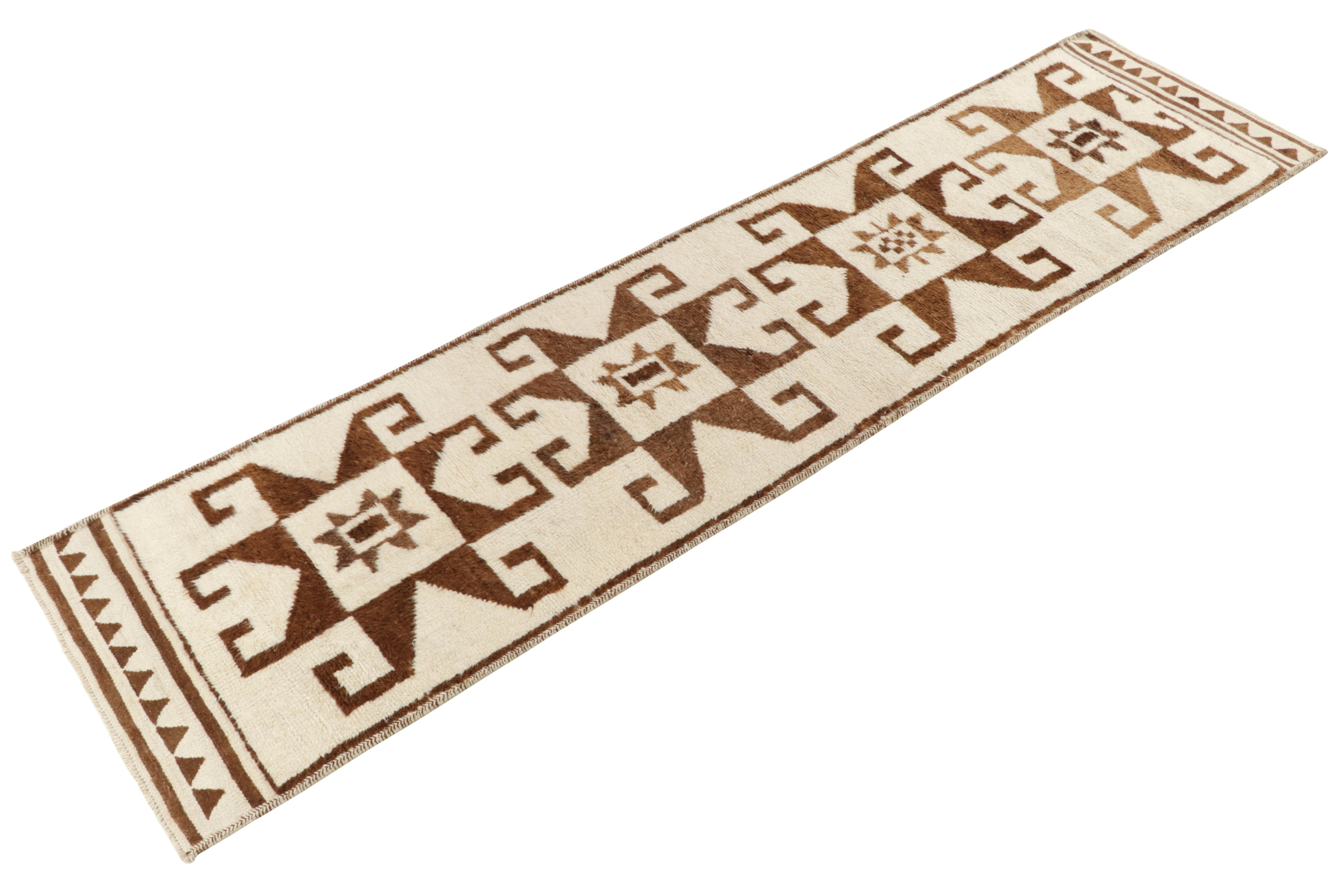 Tribal Tapis de couloir tribal vintage à motifs géométriques en médaillon blanc et beige-bleu en vente