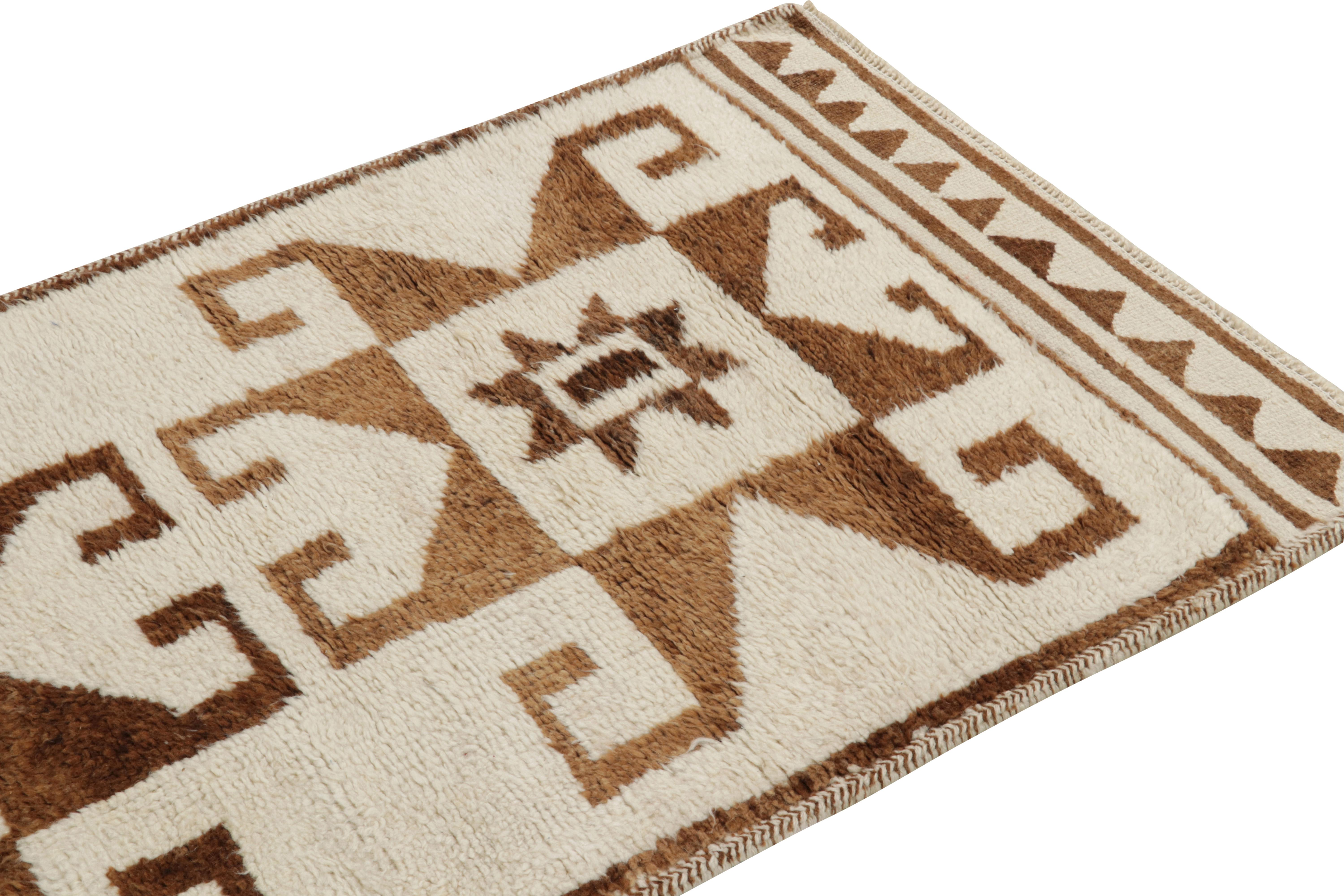 Turc Tapis de couloir tribal vintage à motifs géométriques en médaillon blanc et beige-bleu en vente