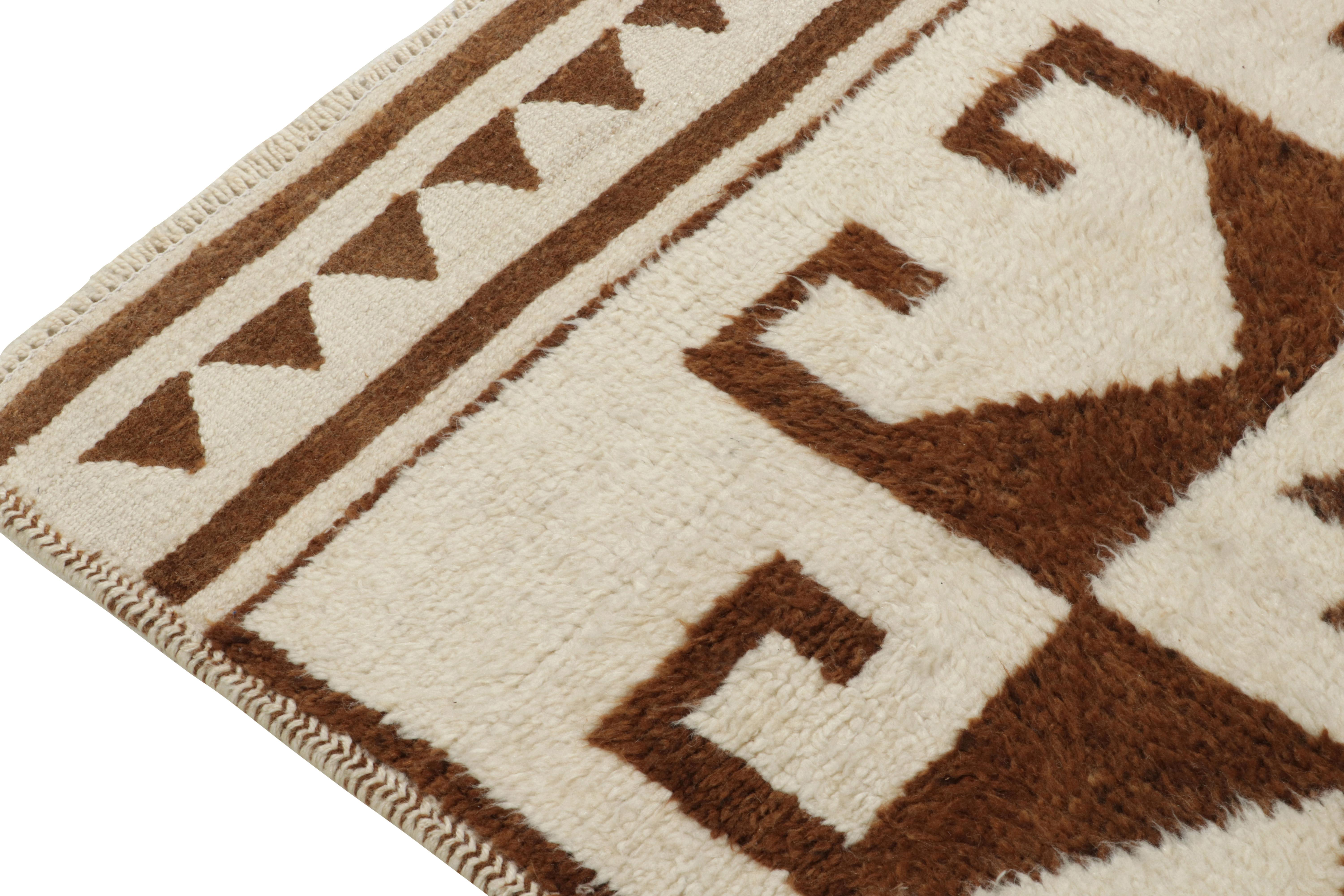 Noué à la main Tapis de couloir tribal vintage à motifs géométriques en médaillon blanc et beige-bleu en vente