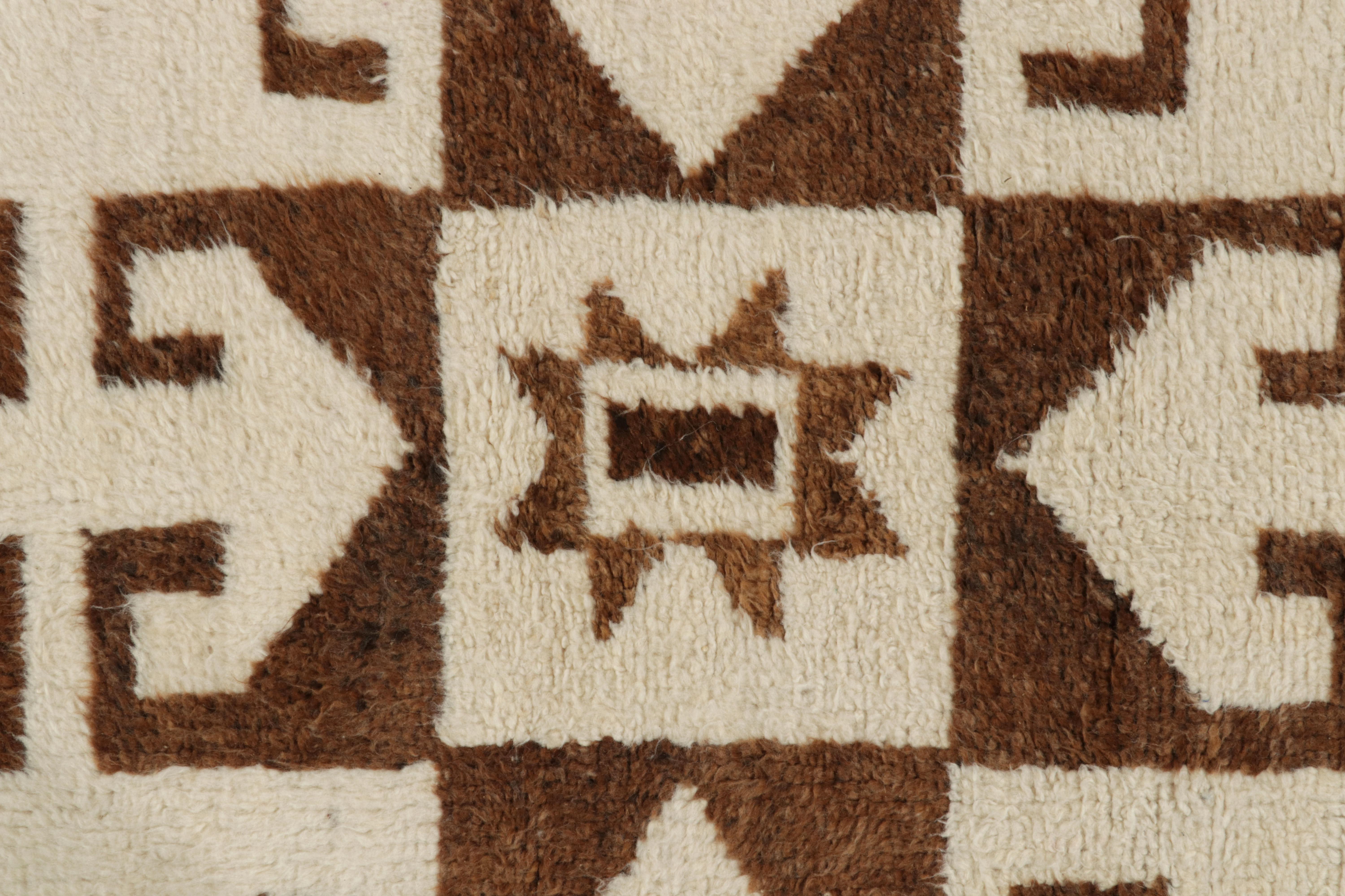 Tapis de couloir tribal vintage à motifs géométriques en médaillon blanc et beige-bleu Bon état - En vente à Long Island City, NY