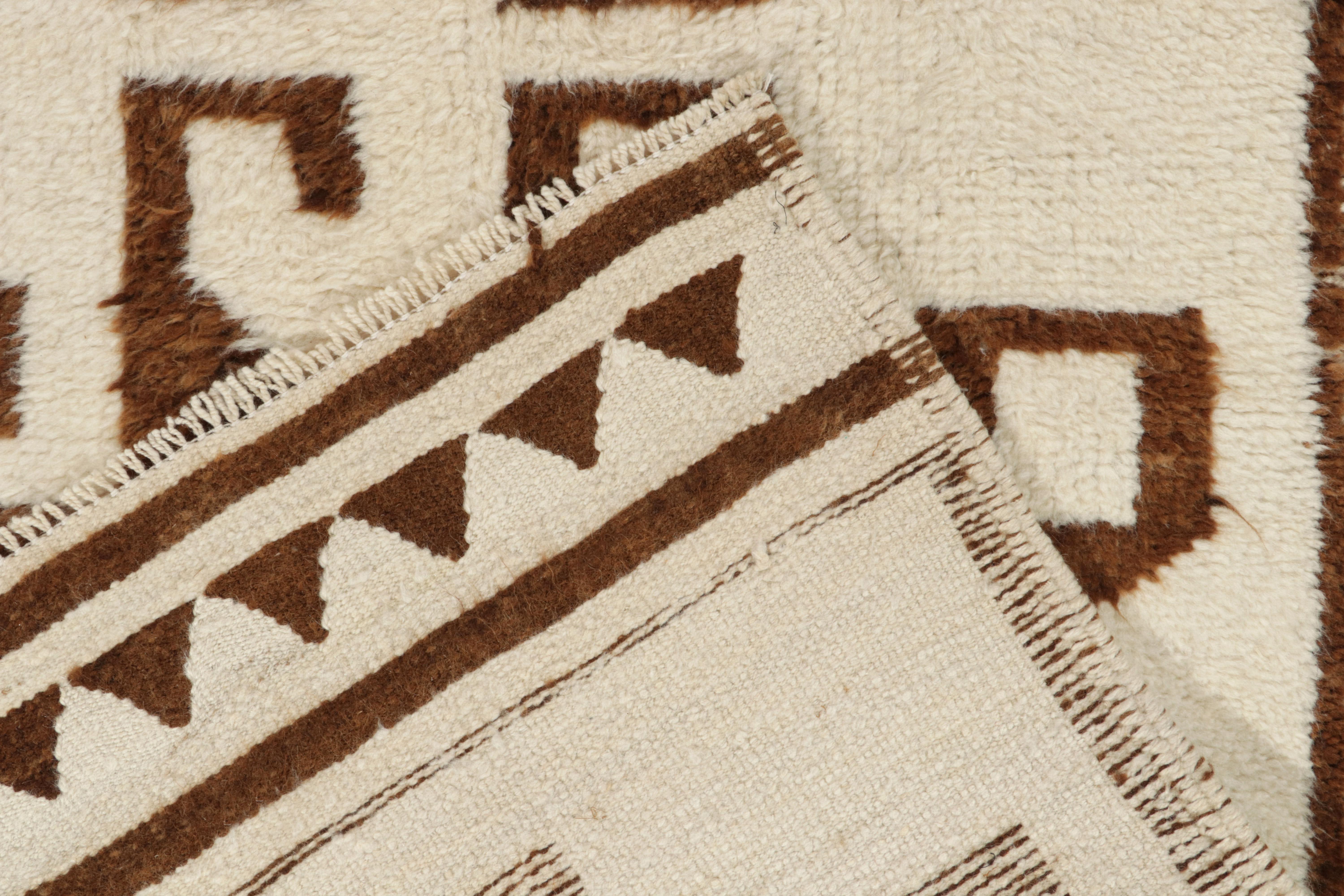 Milieu du XXe siècle Tapis de couloir tribal vintage à motifs géométriques en médaillon blanc et beige-bleu en vente