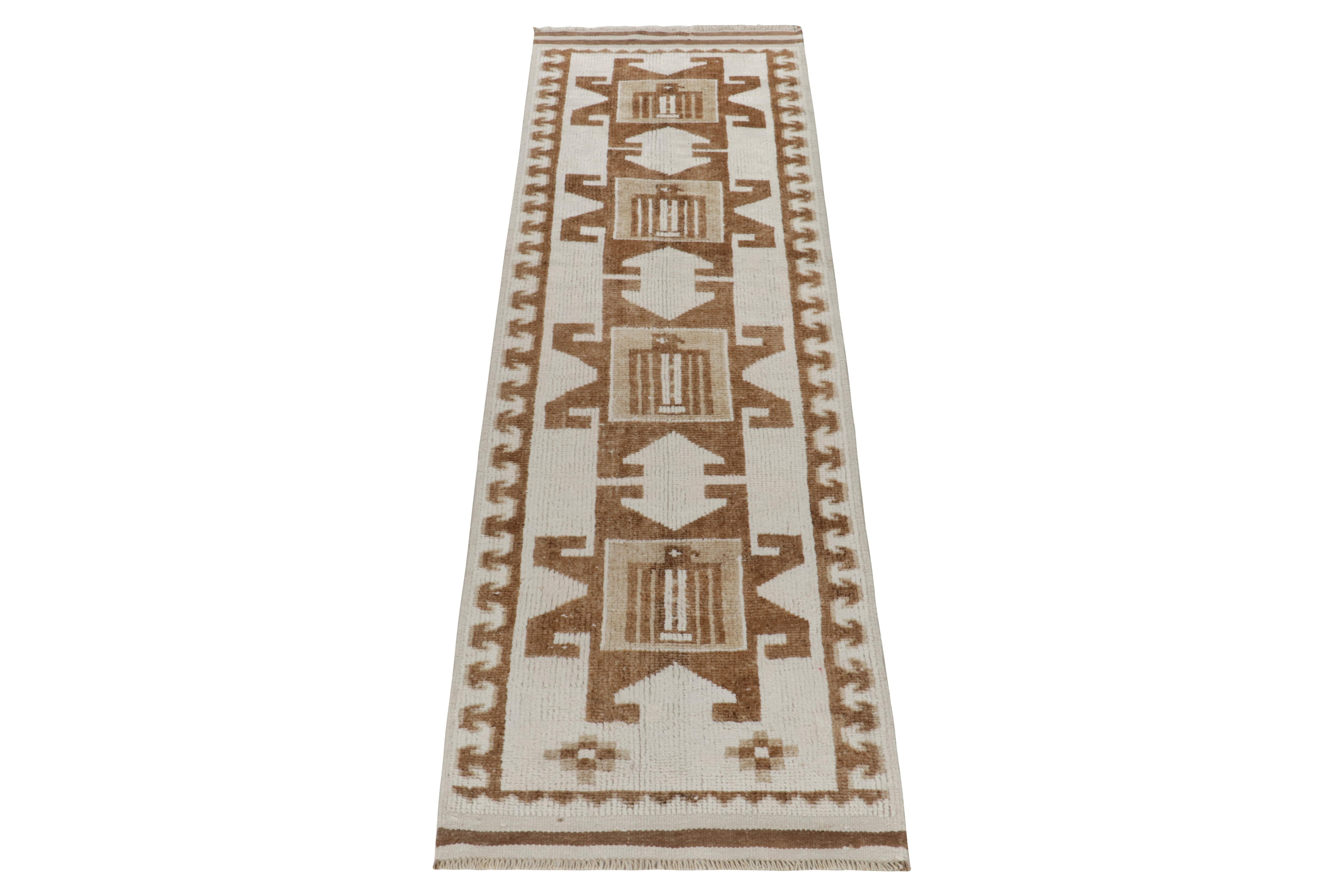 Aus der Vintage-Auswahl von Rug & Kilim: ein 3x10 handgeknüpfter Woll-Läufer aus der Türkei mit nomadischer Design-Ästhetik. Die Kreation aus den 1950er Jahren zeigt eine Kombination aus geometrischen Wiederholungen und Stammesempfindungen für einen