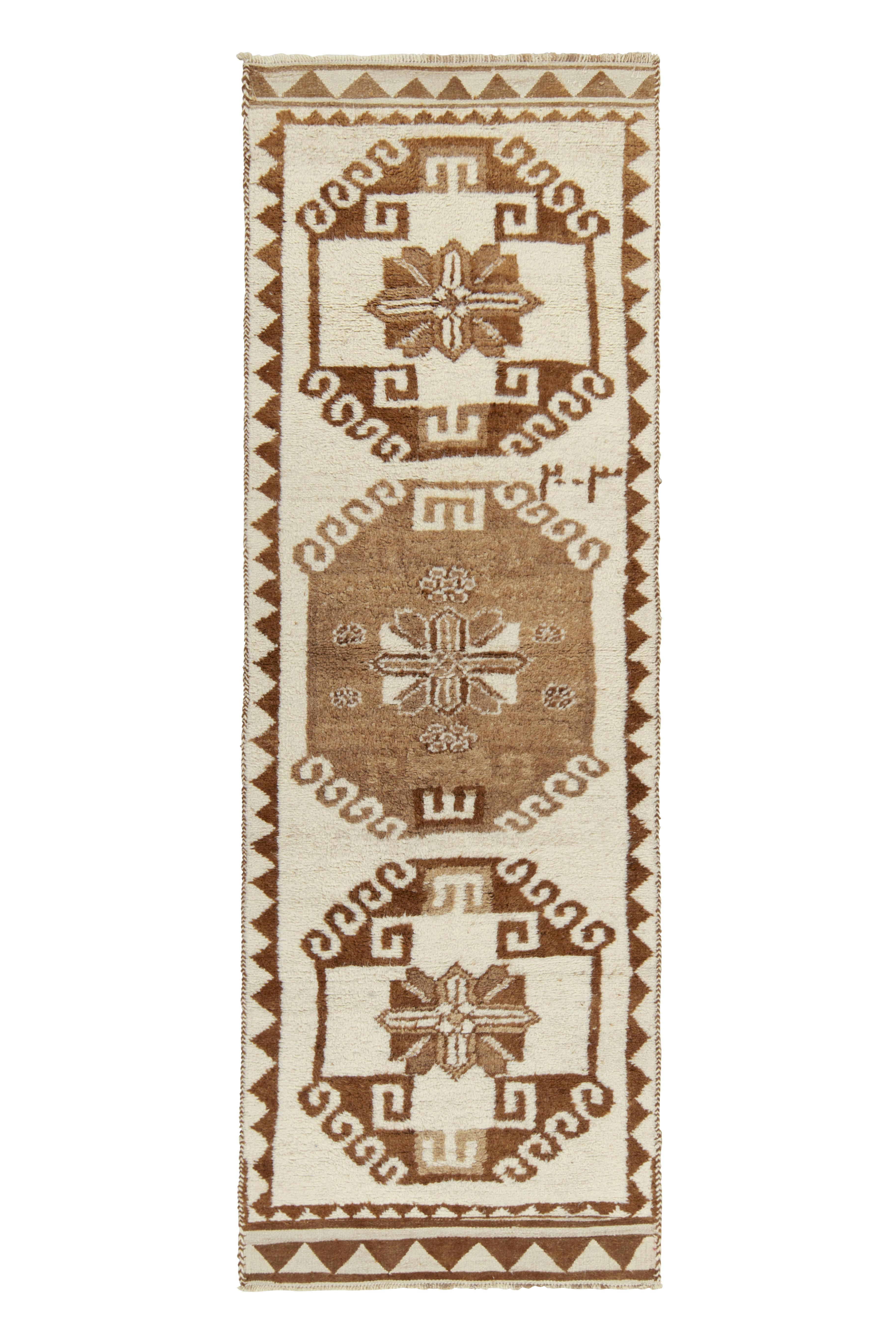 Stammeskunst-Läufer in Weiß & Beige-Braun mit geometrischen Mustern von Teppich & Kelim