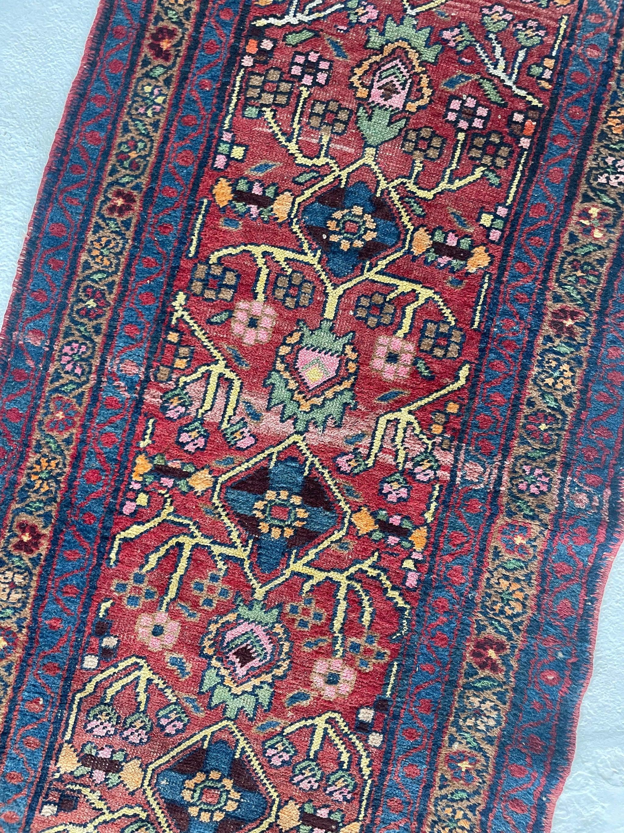 Alfombra Tribal Vintage con Borde de Granadas Khotan, c. 1940-50 Anudado a mano en venta