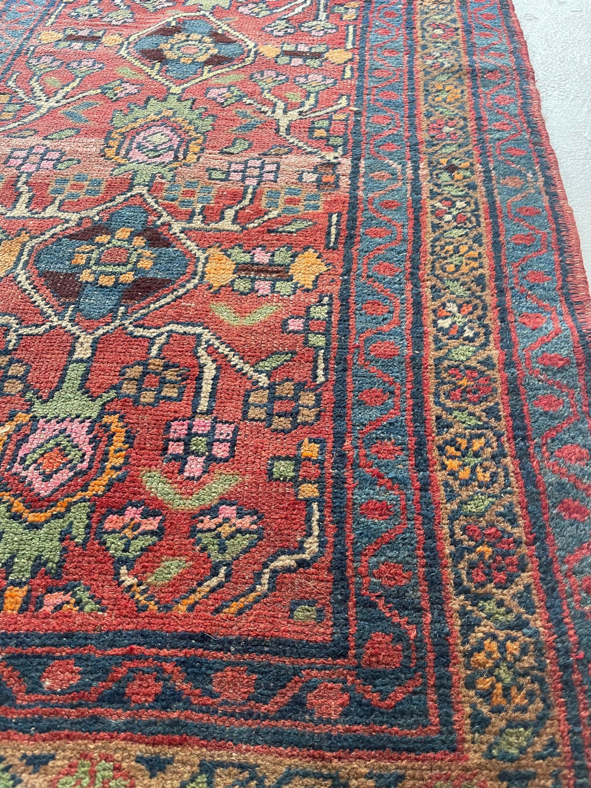 Alfombra Tribal Vintage con Borde de Granadas Khotan, c. 1940-50 en Bueno estado para la venta en Milwaukee, WI
