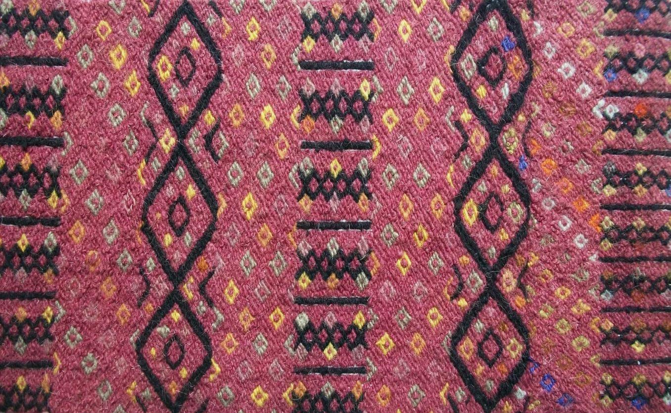Broderie/textile vintage de style tribal - cousu à la main - fils épais et multicolores 100% laine travaillés en losange avec des bandes noires alternées sur un support en toile - bord relié - ferait une remarquable housse de coussin ou un chemin de