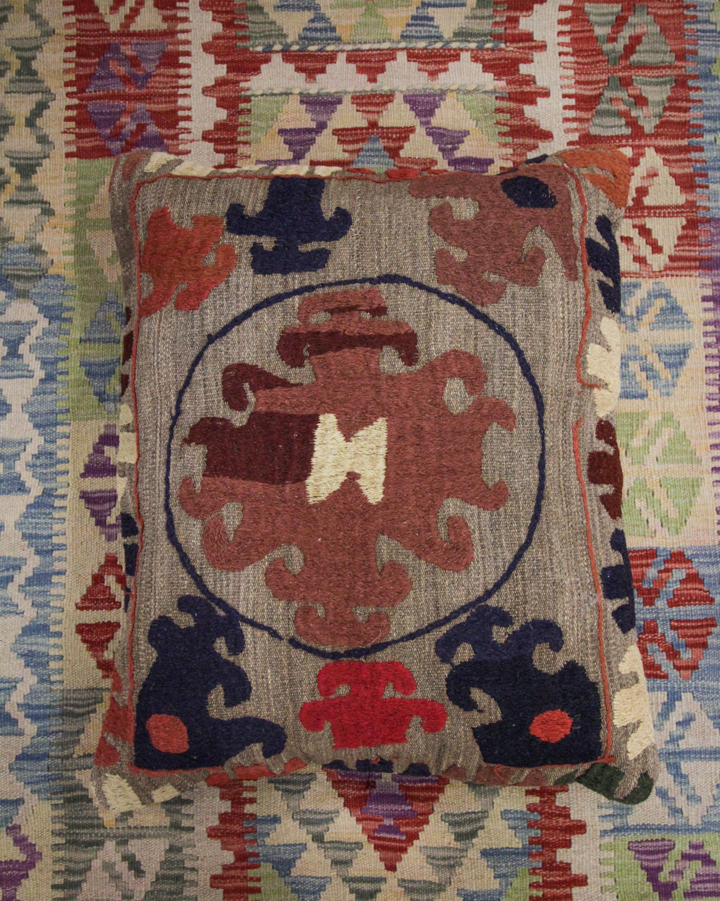 Handgefertigtes Kissen aus Wolle mit Samt, Suzani, Stammeskunst, Vintage (Usbekisch) im Angebot