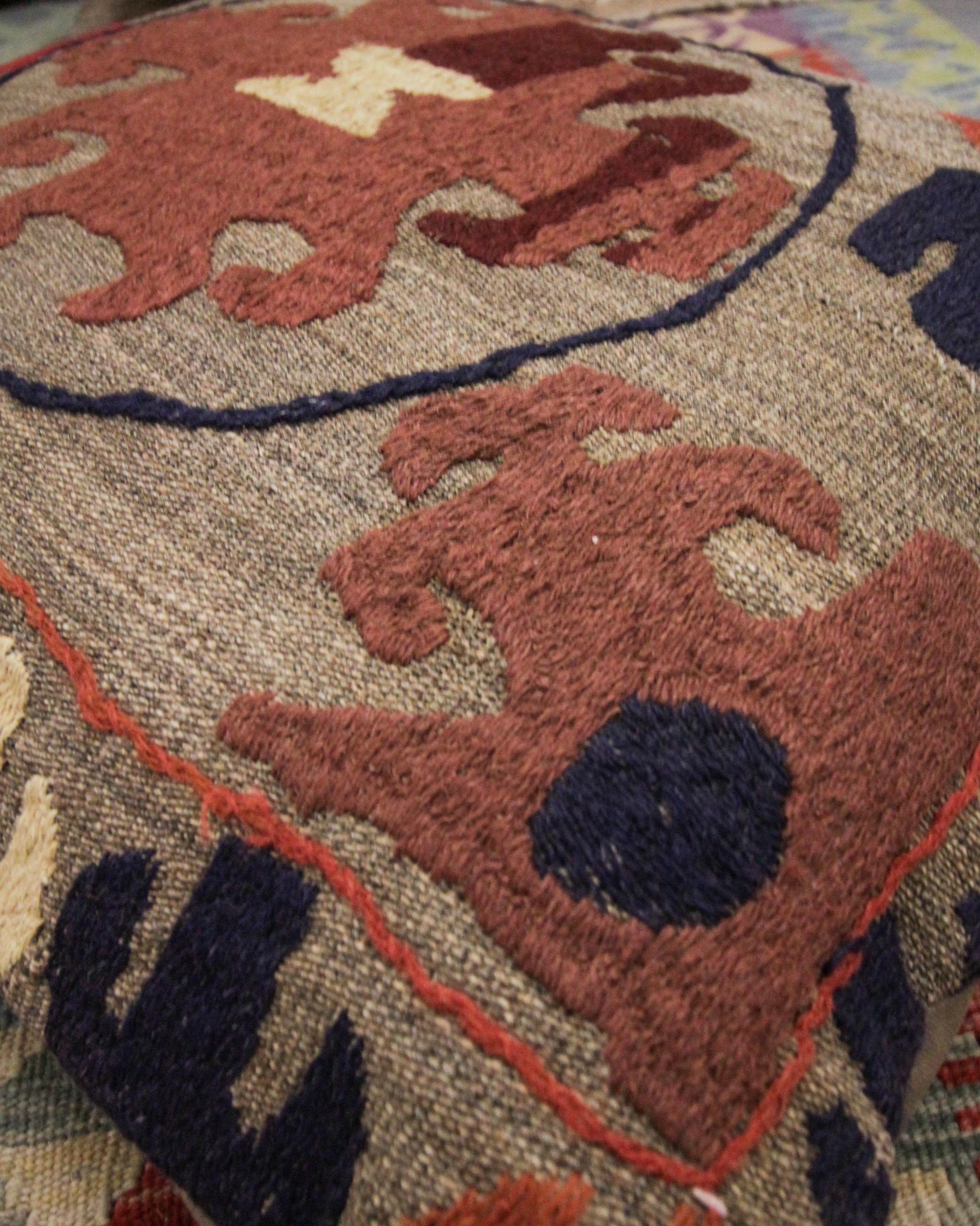 Teinture végétale Coussin de coussin vintage tribal Suzani en laine fait à la main avec coussin à éclisses en vente