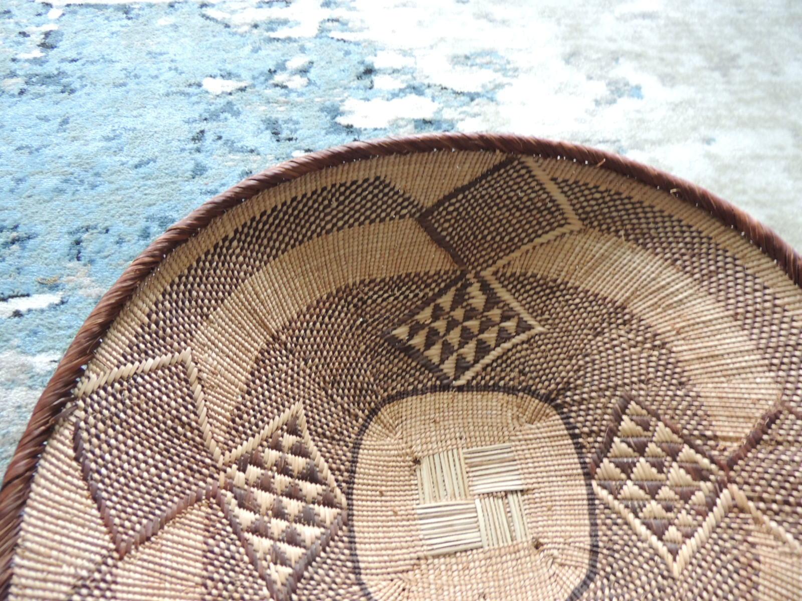 Vintage Tribal Tan and Brown Woven Round African Basket In Good Condition In Oakland Park, FL