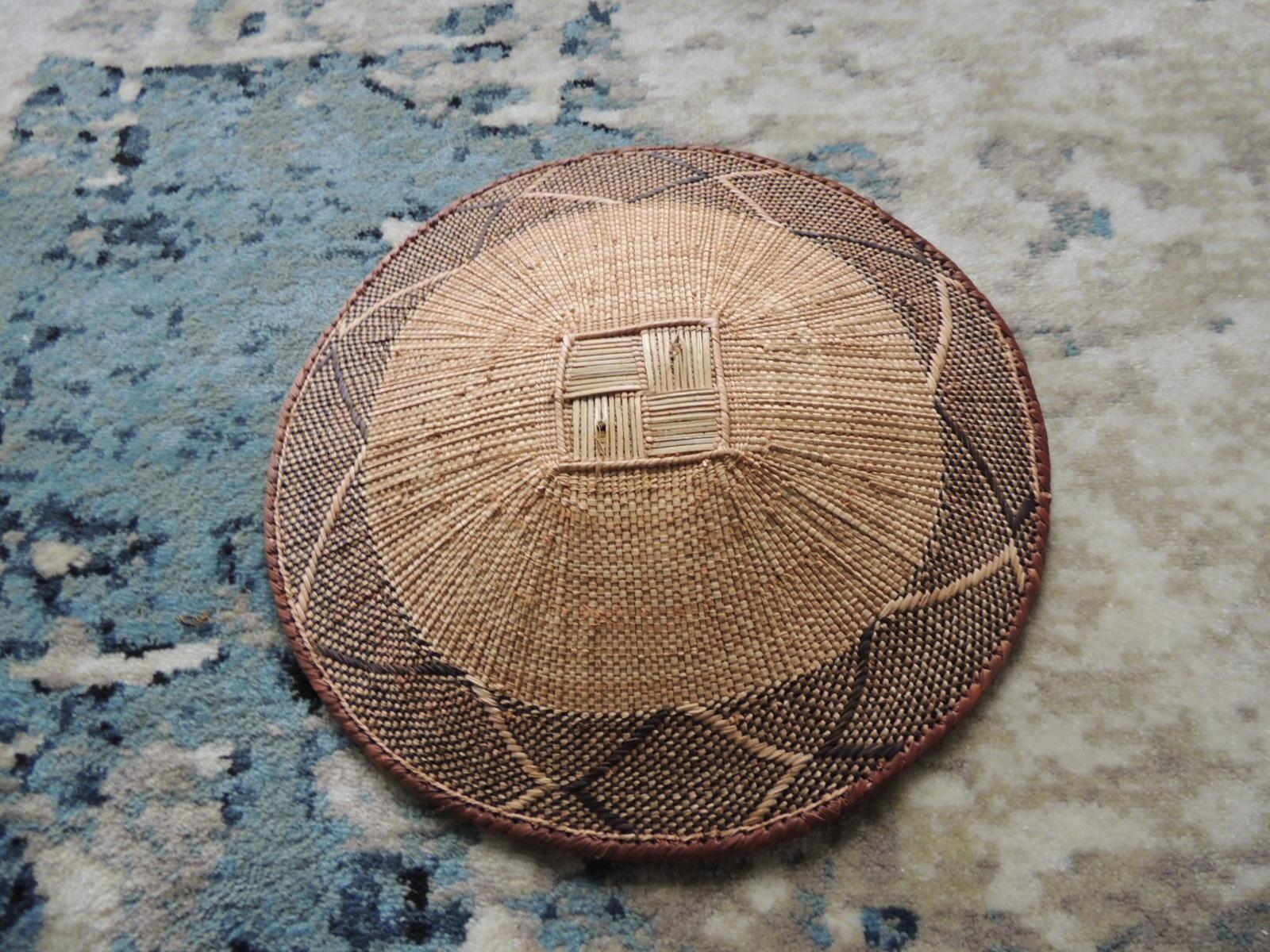 Vintage Tribal Tan and Brown Woven Round African Basket In Good Condition In Oakland Park, FL