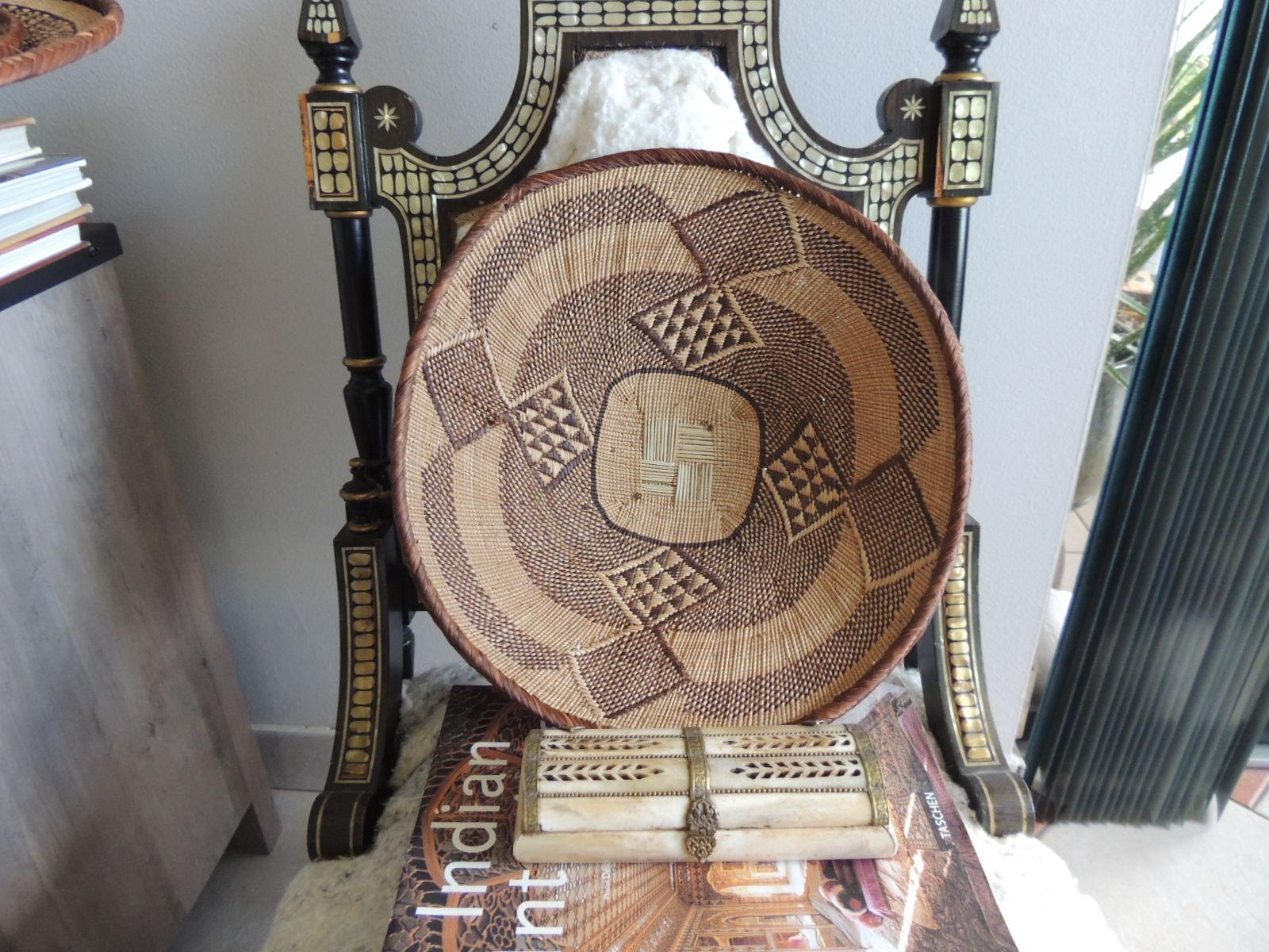 Vintage Tribal Tan and Brown Woven Round African Basket In Good Condition In Oakland Park, FL