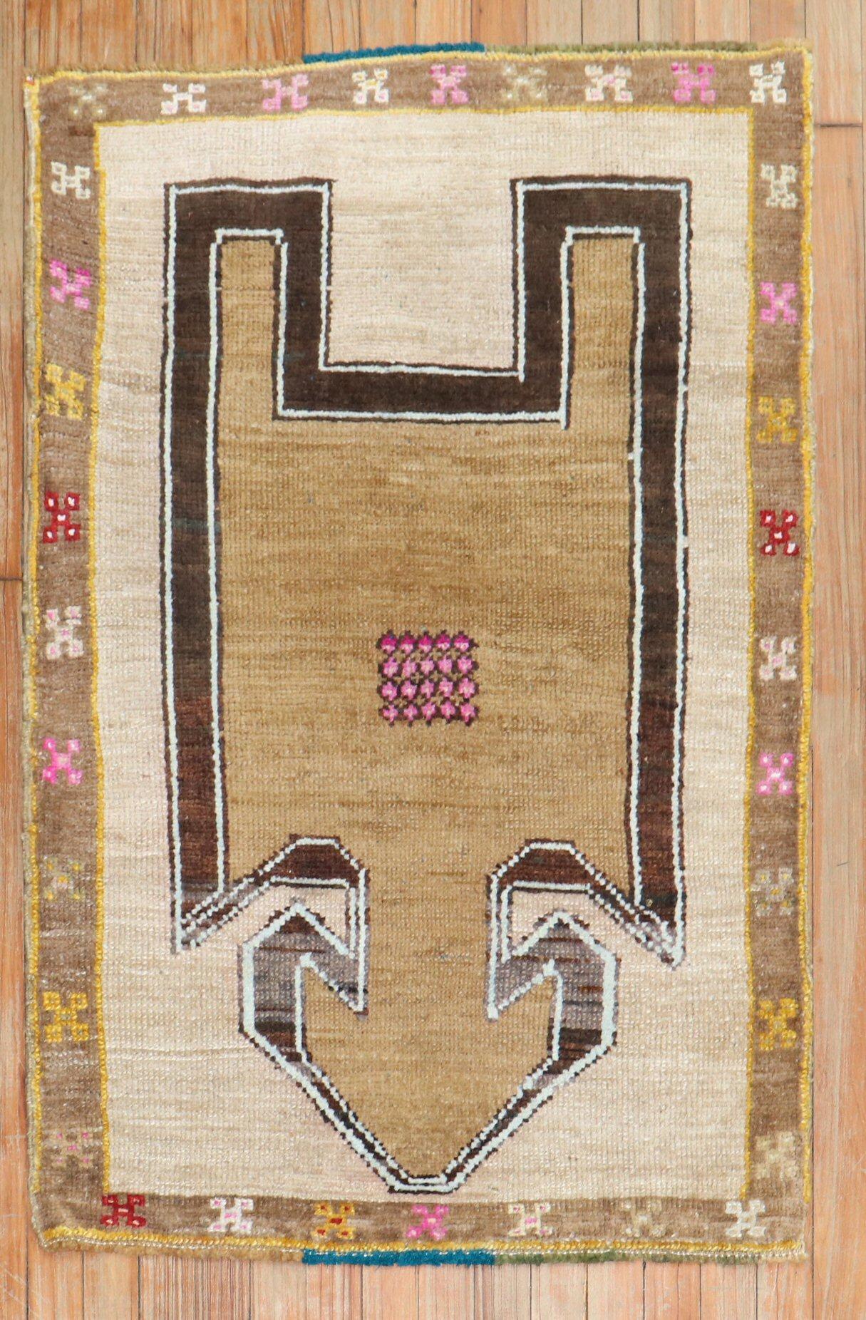 Einzigartiger eklektischer türkischer Gebetsteppich aus der Mitte des 20. Jahrhunderts aus Anatolien

Maße: 2'8