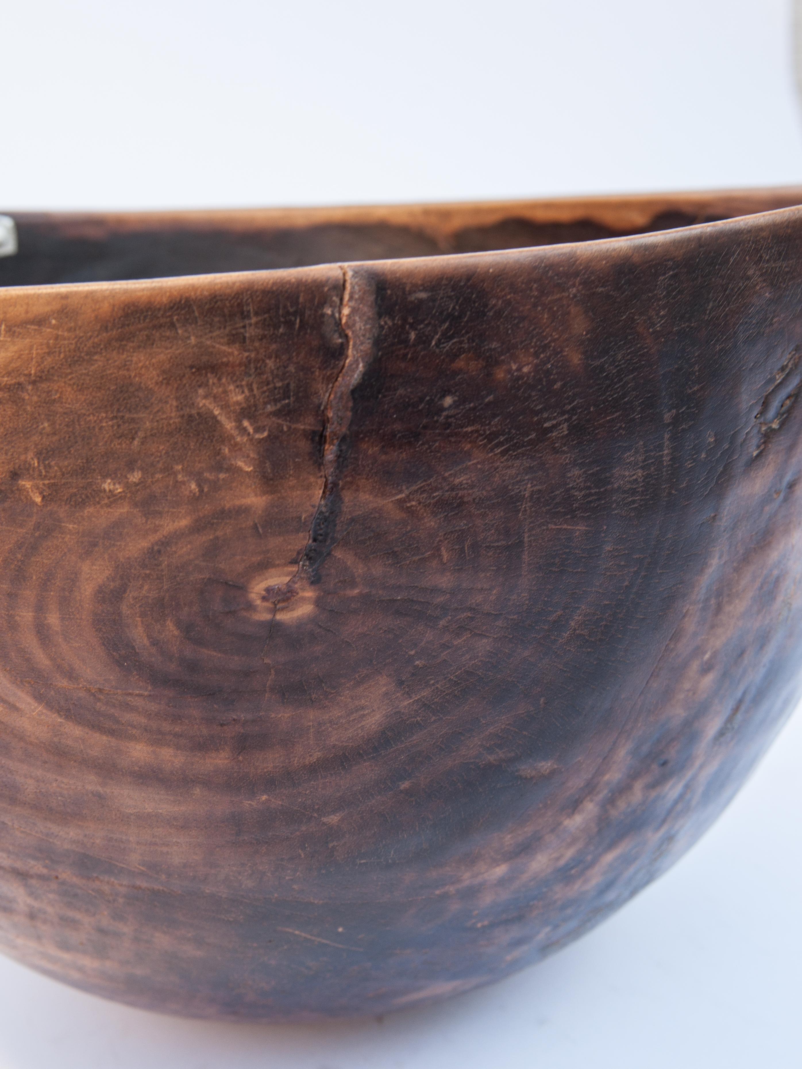 Vintage Tribal Wooden Bowl, Handhewn with Handle, West Africa, Mid-20th Century 7