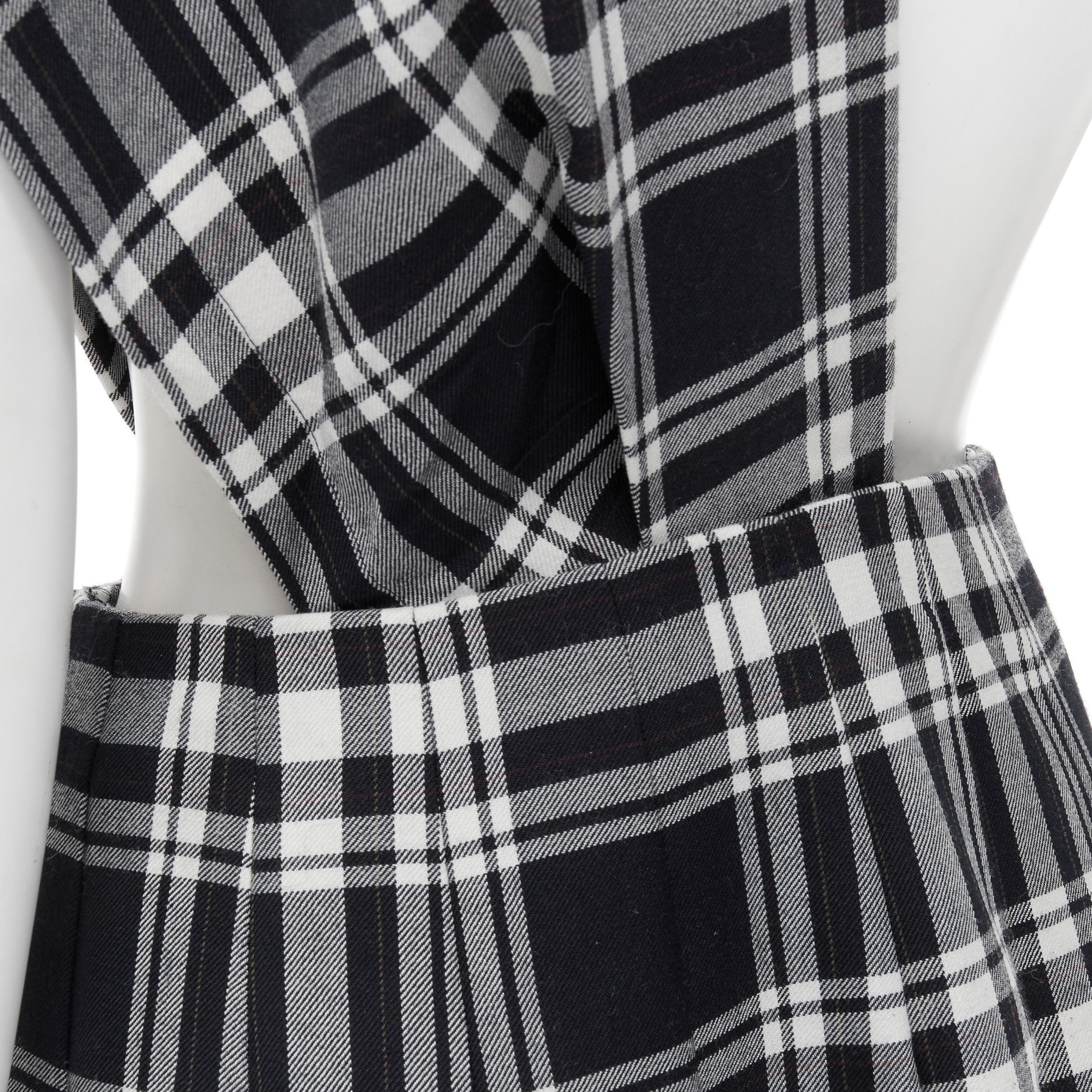 vintage TRICOT COMME DES GARCONS 80s black plaid check sash pleated skirt M 
Reference: CRTI/A00300 
Brand: Comme Des Garcons 
Designer: Rei Kawakubo 
Material: Polyester 
Color: Black 
Pattern: Check 
Closure: Zip 
Made in: Japan 

CONDITION: