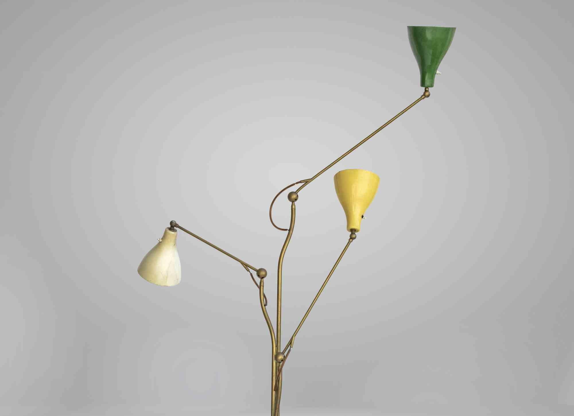 Top Rare lampadaire d'Angelo Lelli pour Arredoluce en 1949, base en métal laqué beige et laiton, trois bras réglables avec abat-jour laqué de différentes couleurs. Aucun remplacement/restauration, très bon état de fonctionnement.