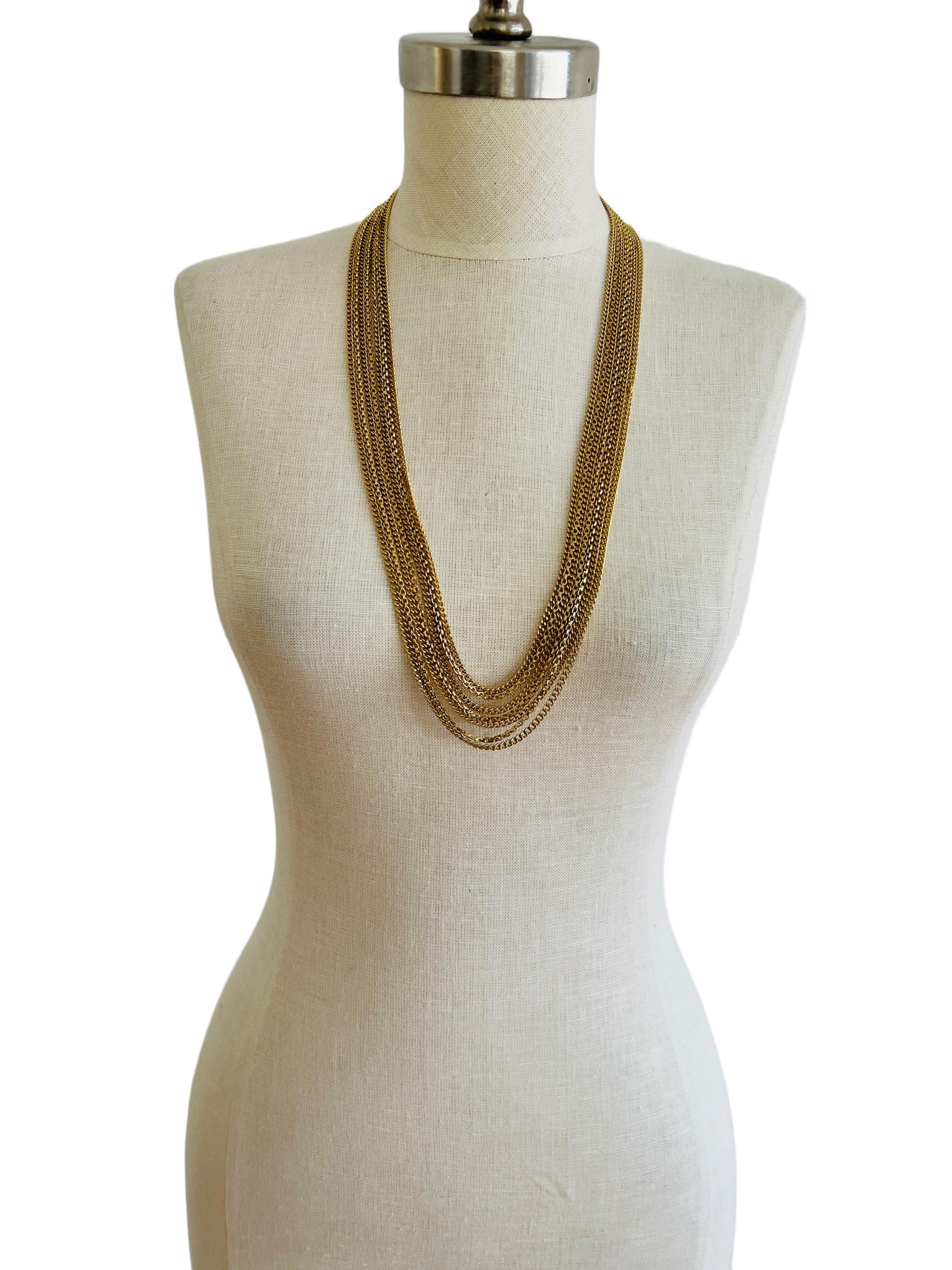 Diese fabelhafte Halskette von Crown Trifari besteht aus 7 vergoldeten Kettensträngen. Sie kann lang getragen werden, und wenn Sie einen sehr schmalen Hals haben, können Sie sie vielleicht sogar als Halsband tragen. Wenn du noch kreativer sein