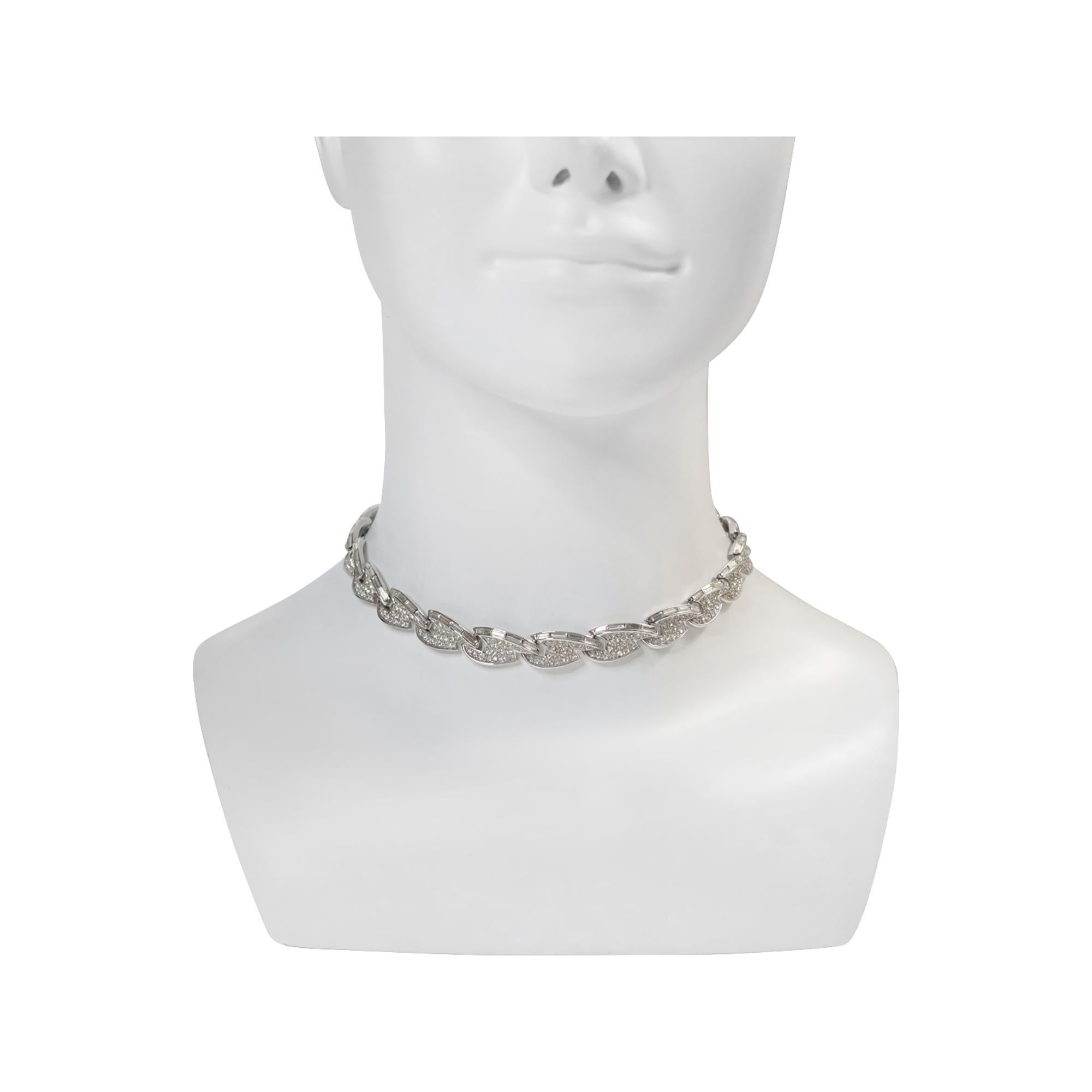 Vintage Trifari Art Deco Pave and Baguette Choker Circa 1960. Si tratta di un girocollo a maglie con pavé e baguette sotto ogni pezzo, che continua con lo stesso motivo per tutta la lunghezza della collana. È l'epitome dell'art déco e ha un aspetto