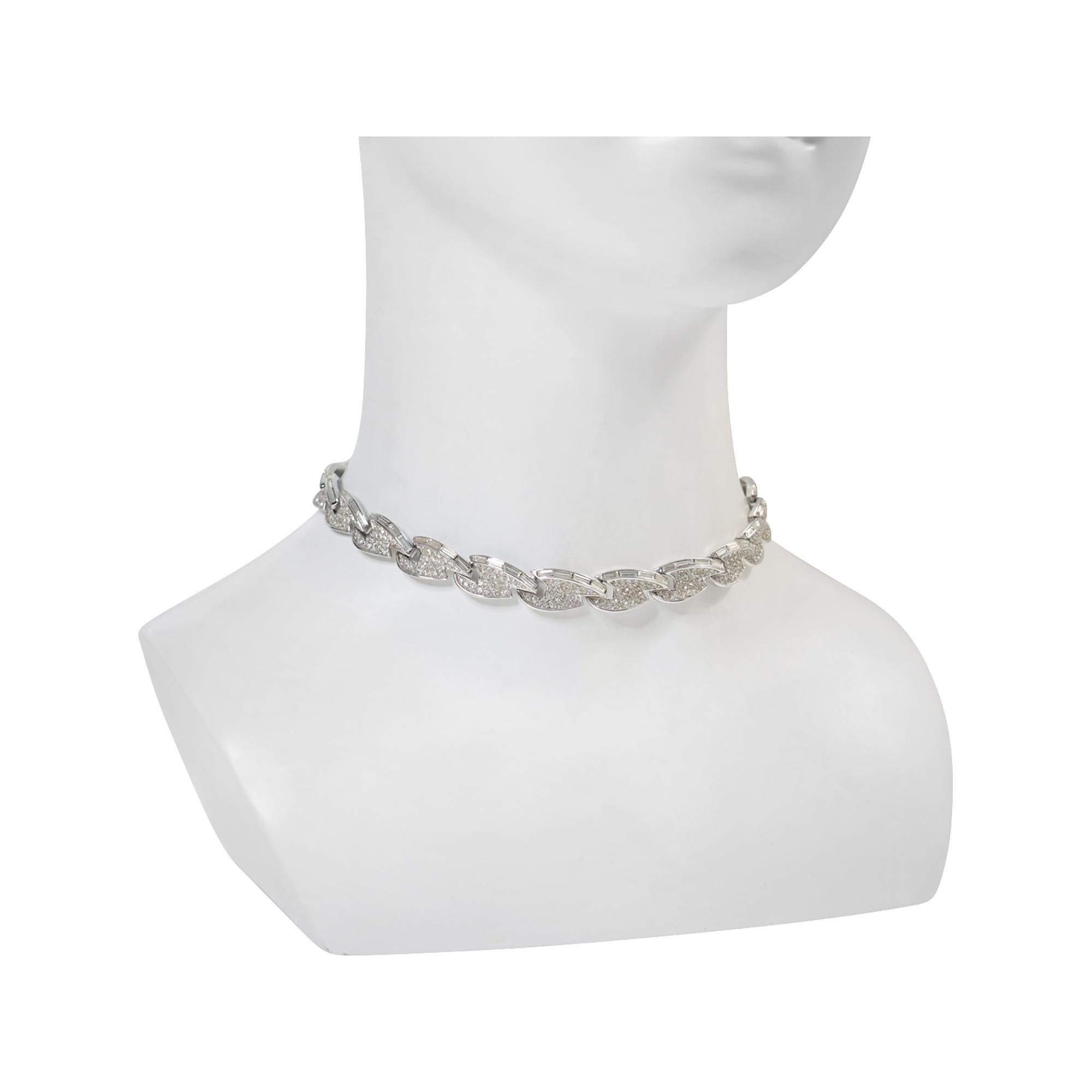 Moderno Trifari Vintage  Girocollo Art Deco con pave e baguette, circa anni '60 in vendita