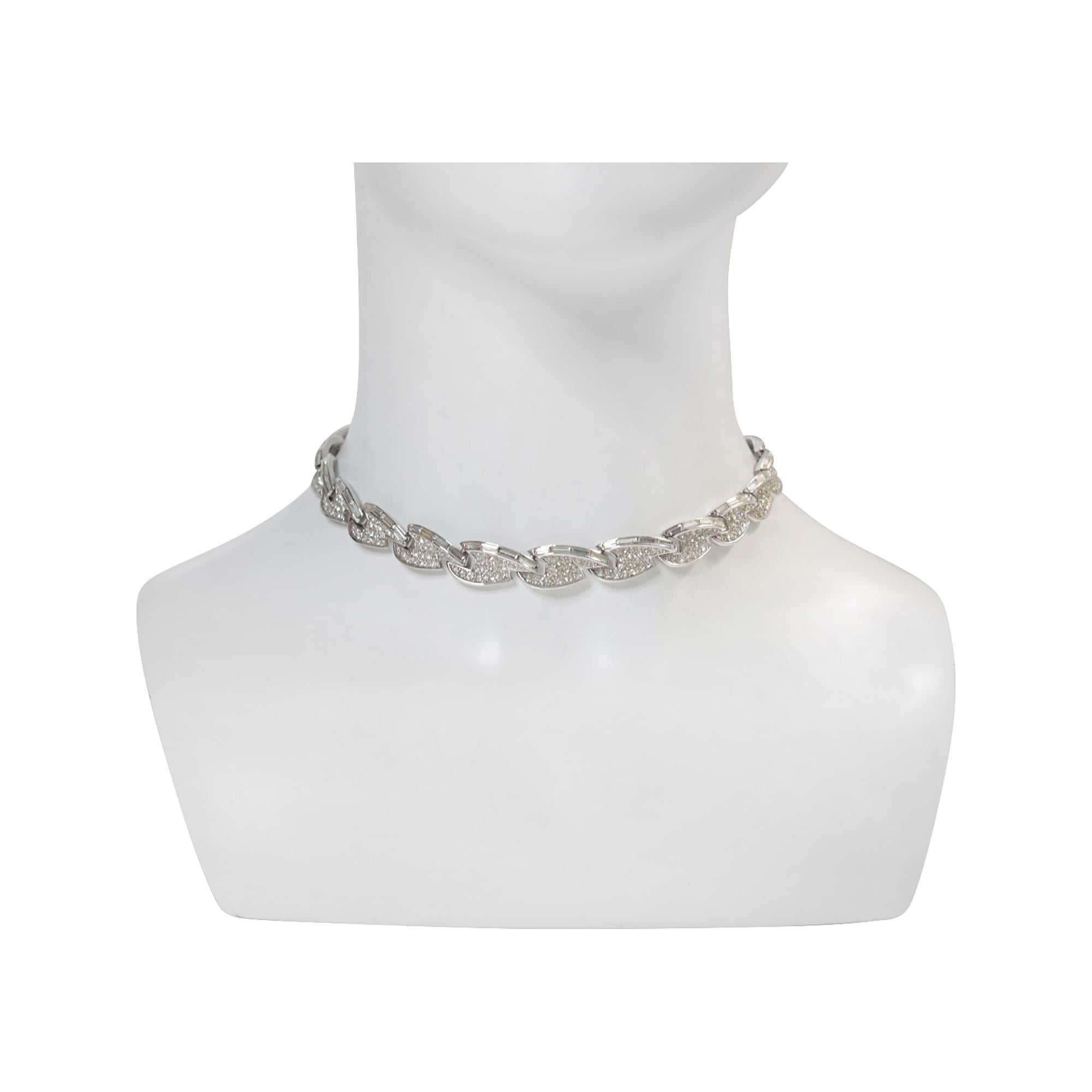 Donna Trifari Vintage  Girocollo Art Deco con pave e baguette, circa anni '60 in vendita