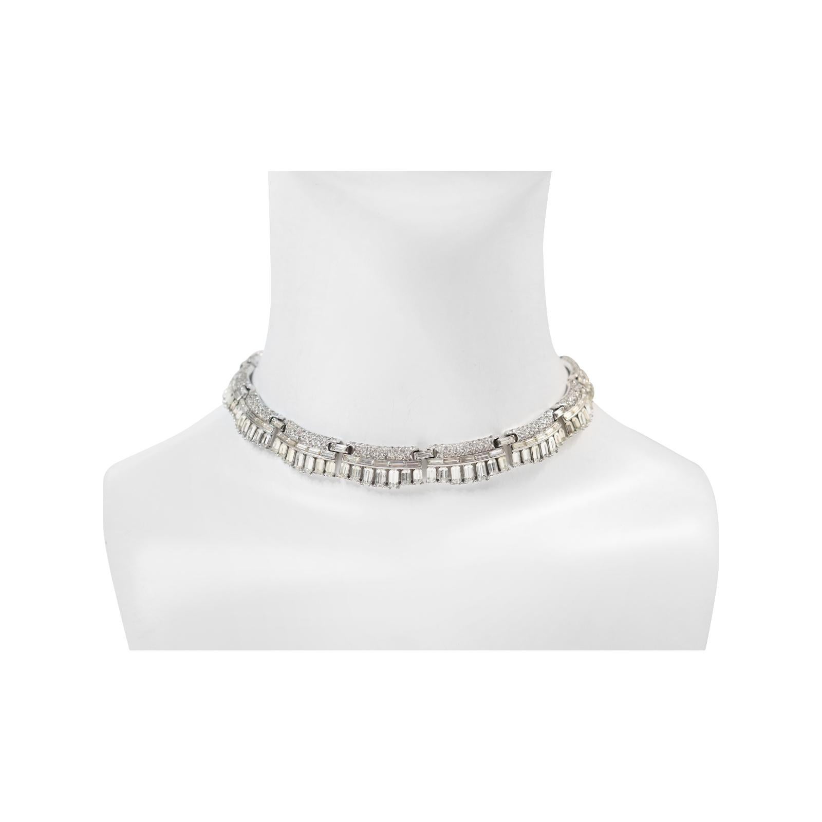 Tour de cou vintage en baguettes et pavés de Trifari  Collier Circa 1960s Pour femmes en vente