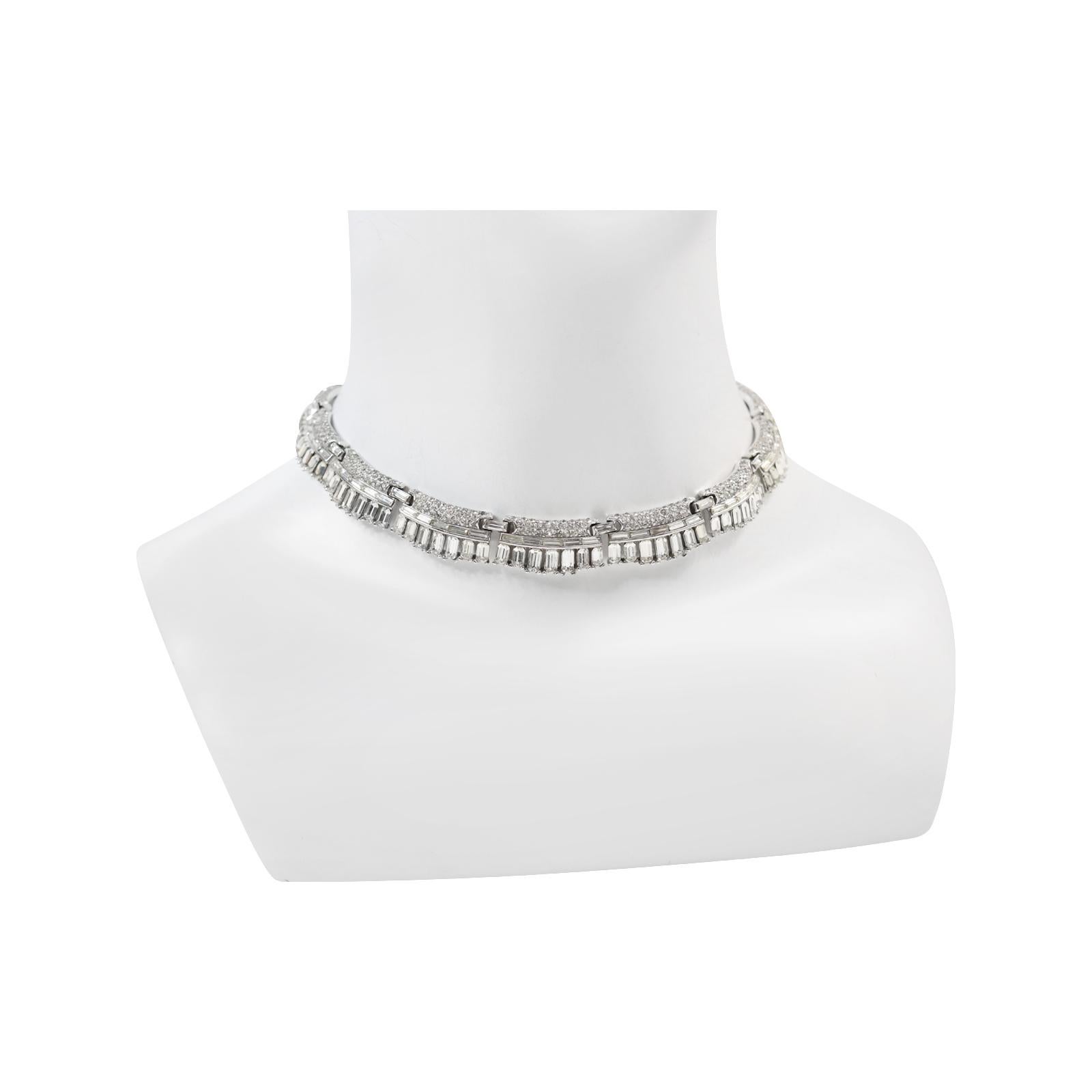 Vintage Trifari Baguette and Pave Choker Necklace Circa 1960s. Il s'agit d'un très beau collier, en très bon état.  Les baguettes sont disposées verticalement et horizontalement et sont recouvertes d'un pavé.  C'est vraiment une belle pièce. Il