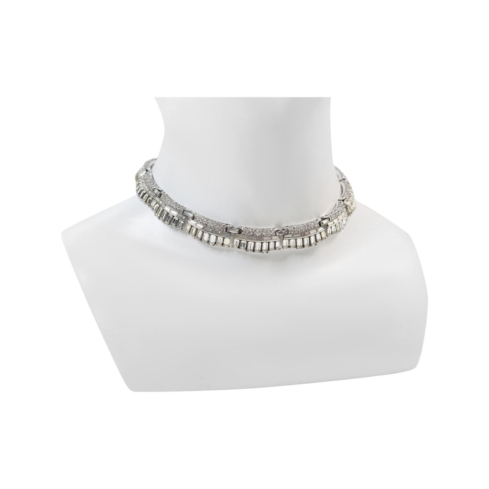 Tour de cou vintage en baguettes et pavés de Trifari  Collier Circa 1960s en vente 1