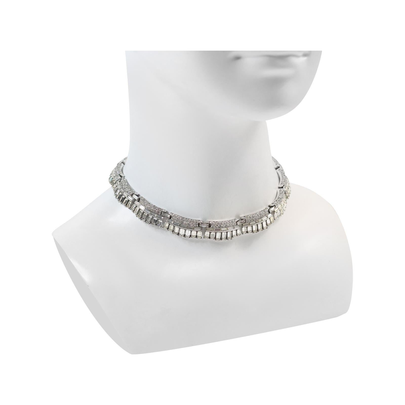 Tour de cou vintage en baguettes et pavés de Trifari  Collier Circa 1960s en vente 3