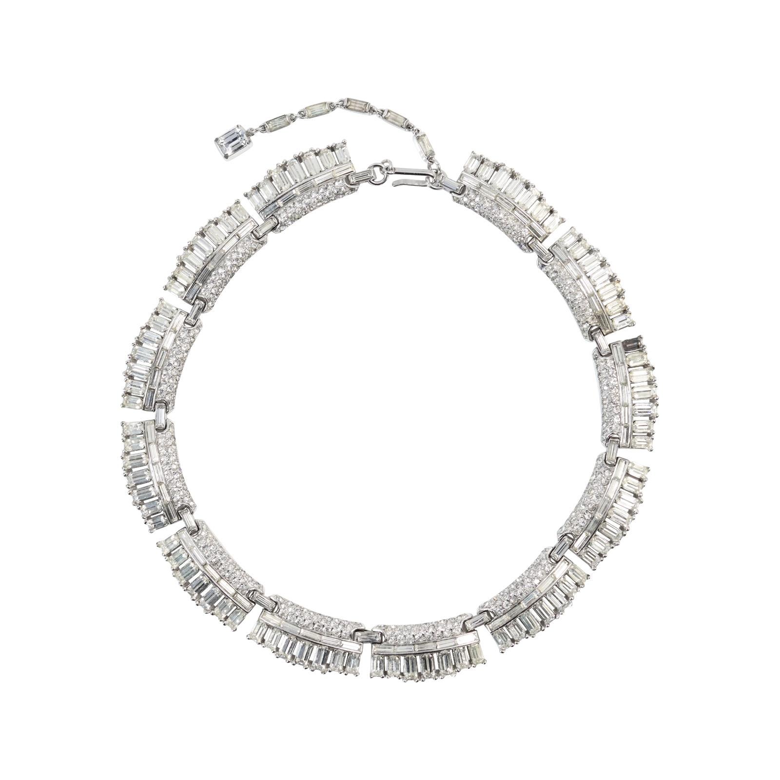 Tour de cou vintage en baguettes et pavés de Trifari  Collier Circa 1960s en vente 4