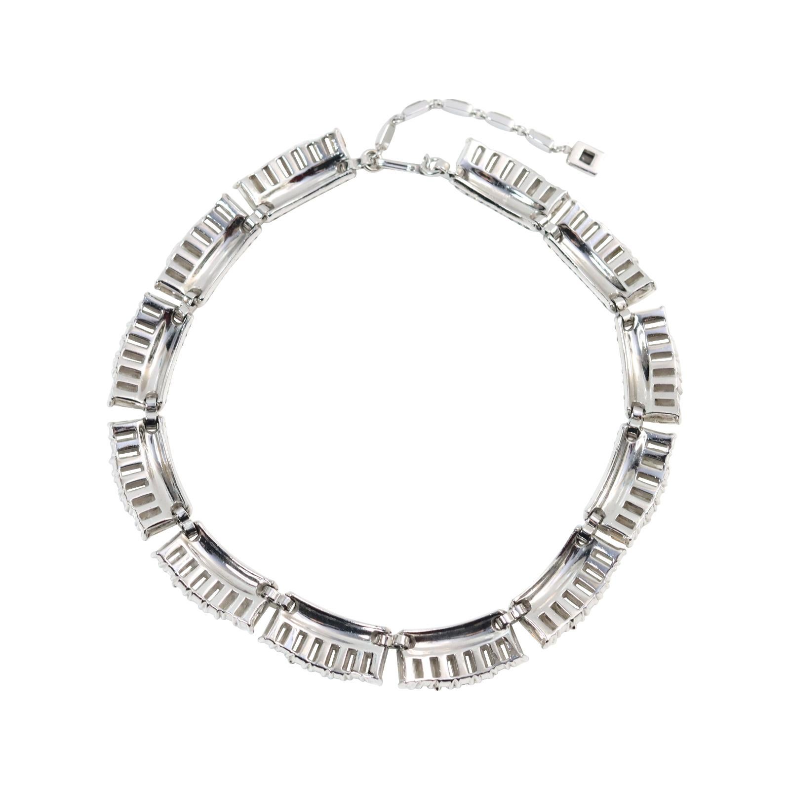 Tour de cou vintage en baguettes et pavés de Trifari  Collier Circa 1960s en vente 5