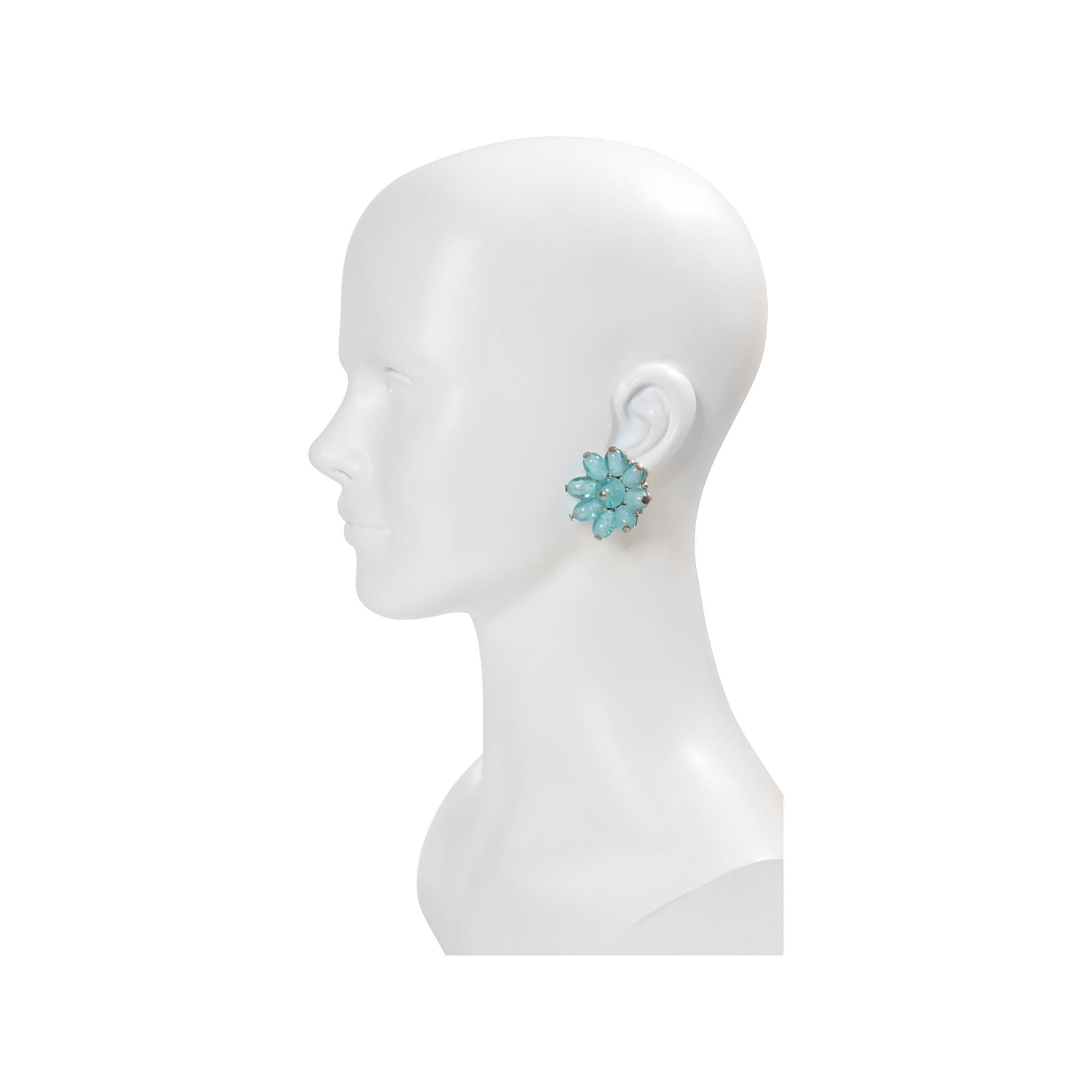 Vintage Trifari Blaue Glasohrringe CIRCA 1960er Jahre (Moderne) im Angebot