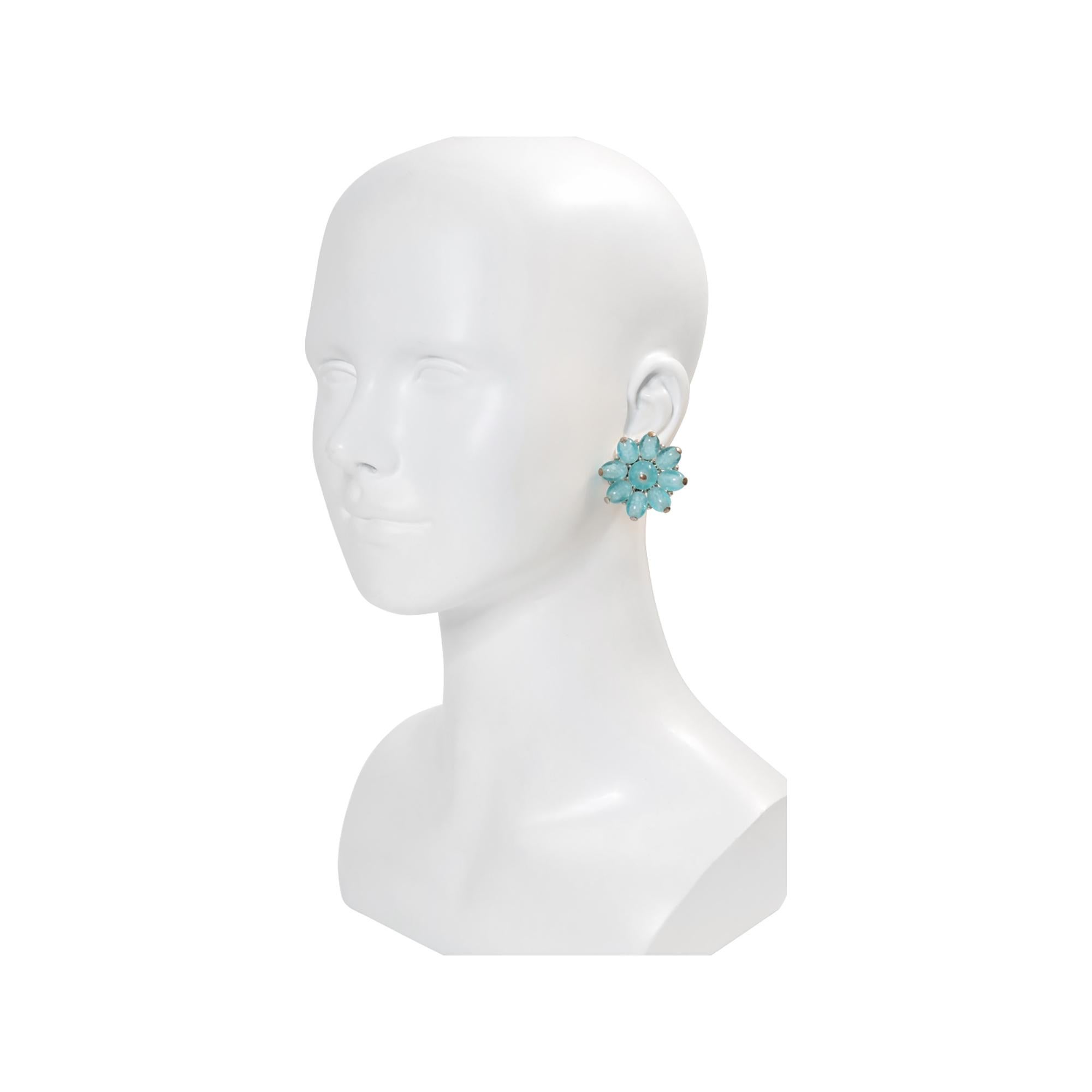 Vintage Trifari Blaue Glasohrringe CIRCA 1960er Jahre für Damen oder Herren im Angebot
