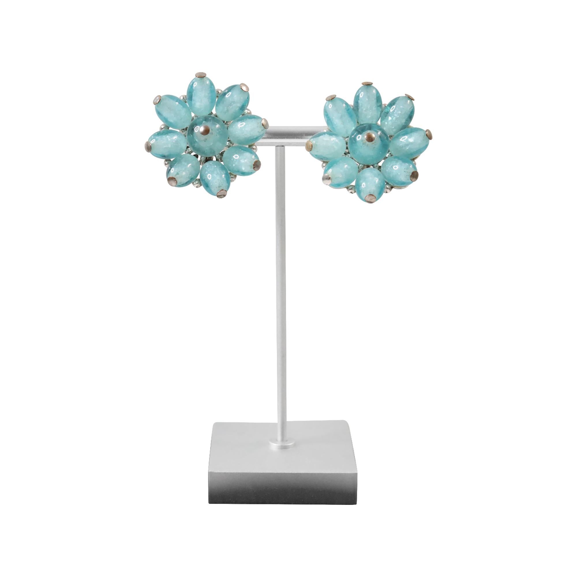 Vintage Trifari Blaue Glasohrringe CIRCA 1960er Jahre im Angebot 1