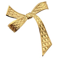 Vintage TRIFARI bow gold designer runway brooch