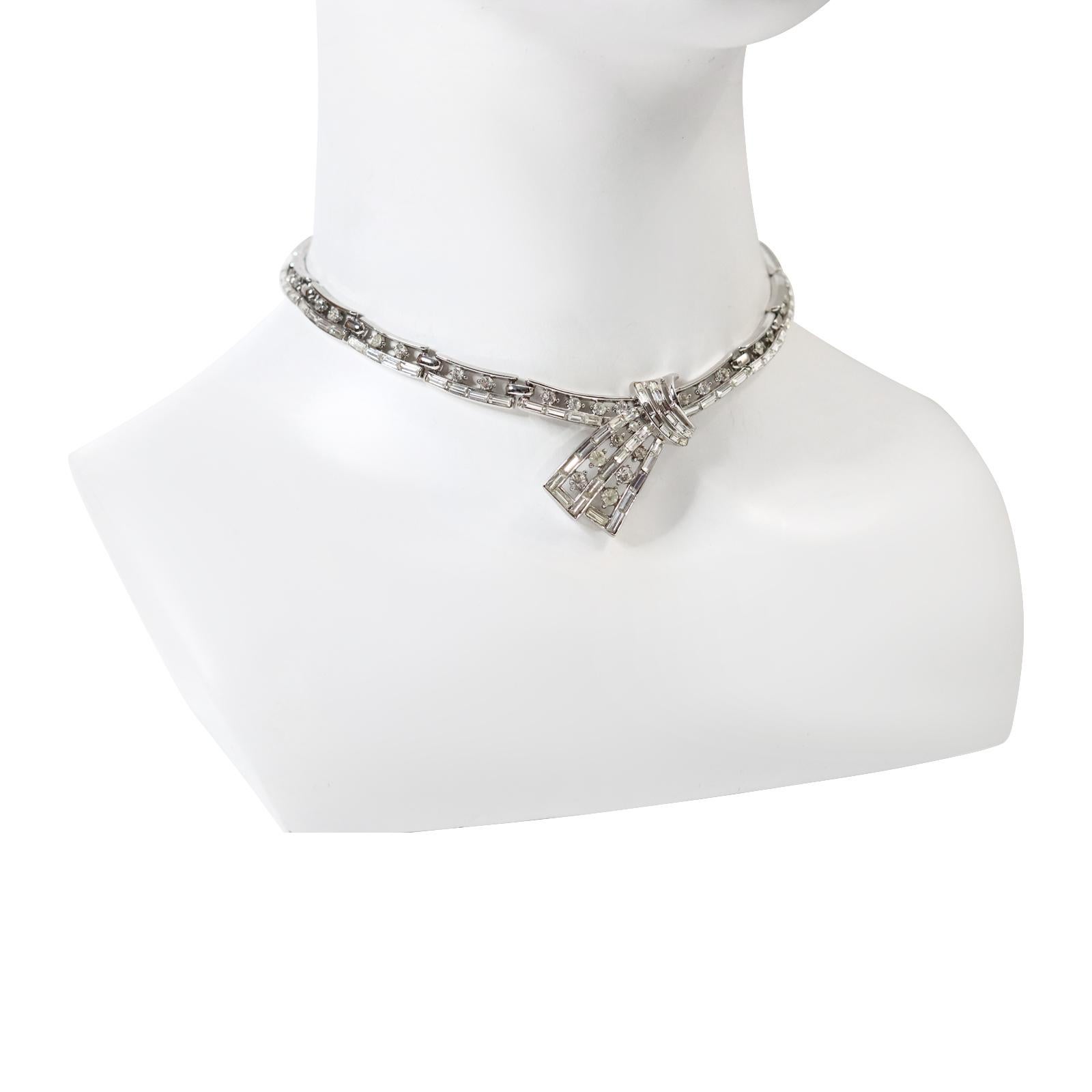 Donna Cravatta Trifari Channel Set Choker d'epoca, circa anni '60 in vendita