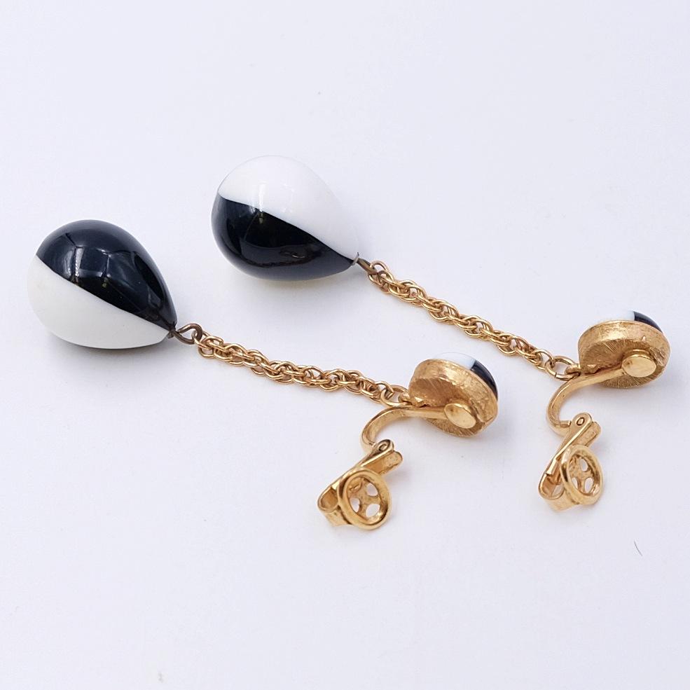 Year: 1980
Hallmark: Trifari
Condition: very good
Dimensions: H 2.55 in
Materials: base metal, plastic