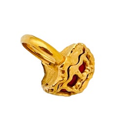 Bague de créateur vintage TRIFARI en forme de couronne en or et pierre rouge en cage