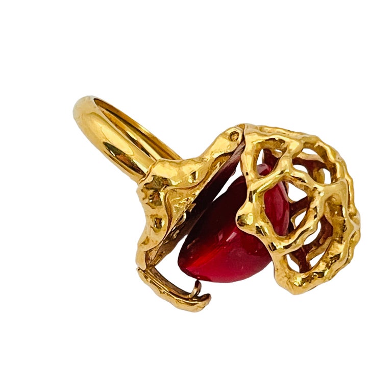 Vintage TRIFARI crown gold caged red stone designer ring In Good Condition For Sale In Palos Hills, IL