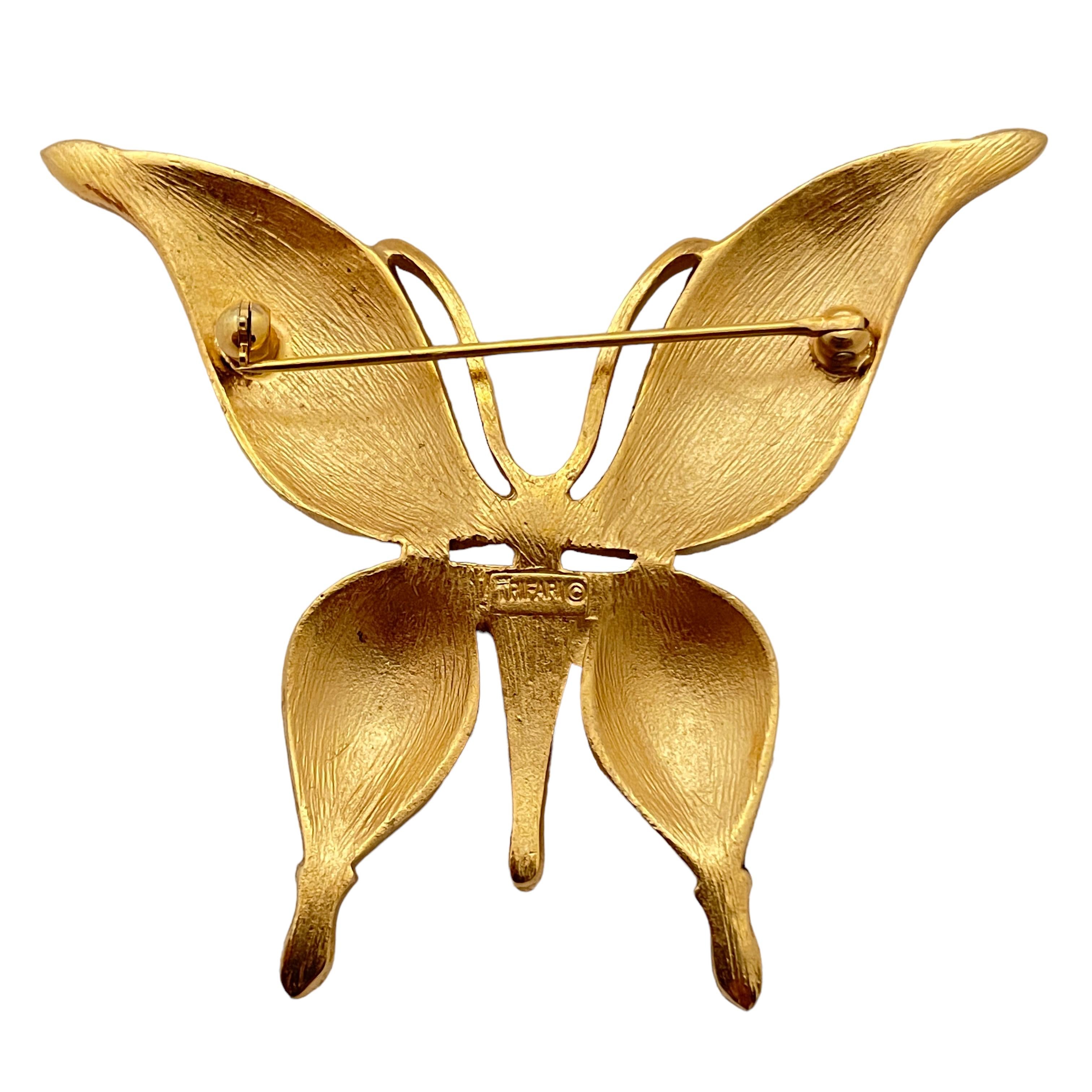 Vieille broche de styliste TRIFARI couronne papillon émail or Bon état - En vente à Palos Hills, IL