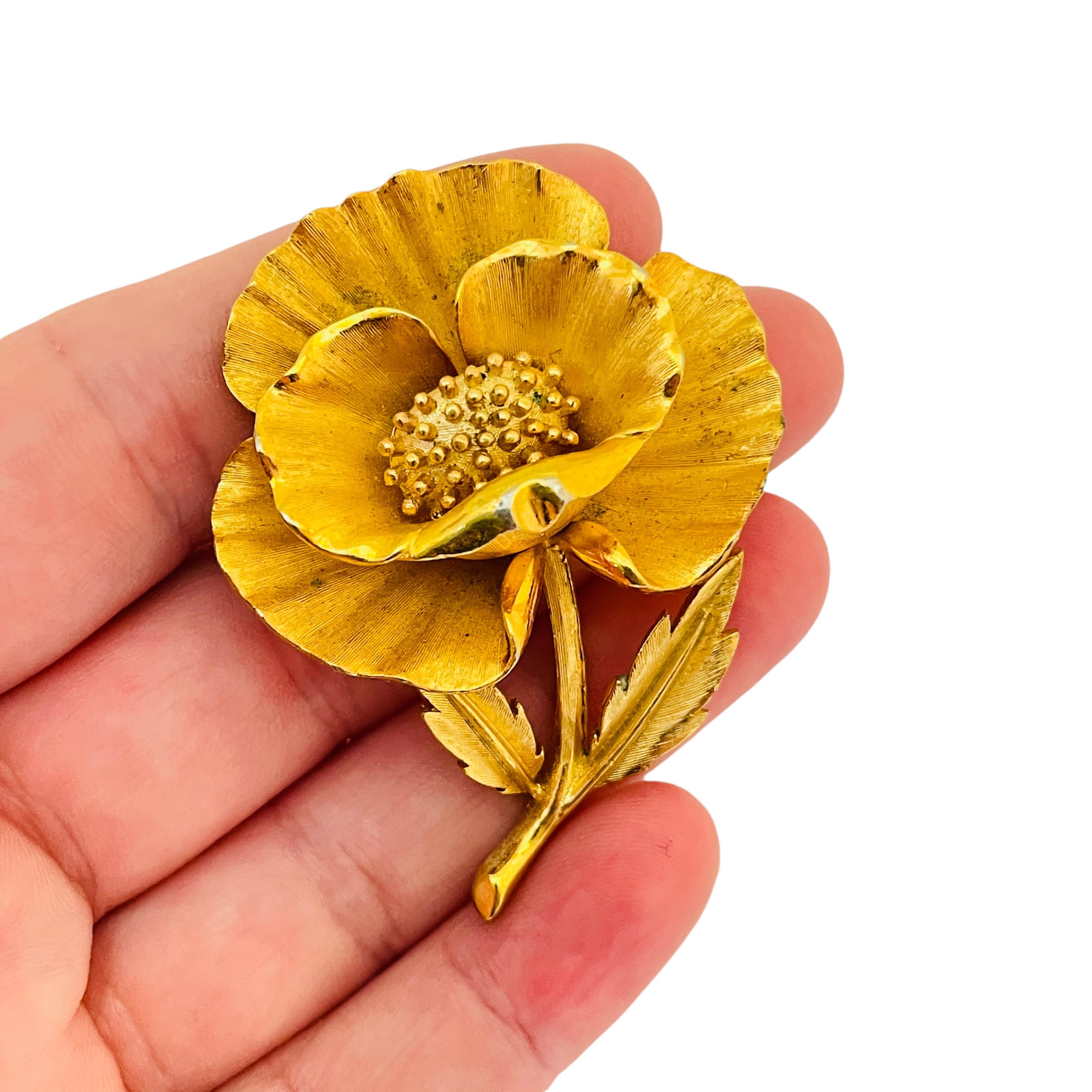 Vintage TRIFARI crown gold huge flower designer runway brooch In Good Condition In Palos Hills, IL