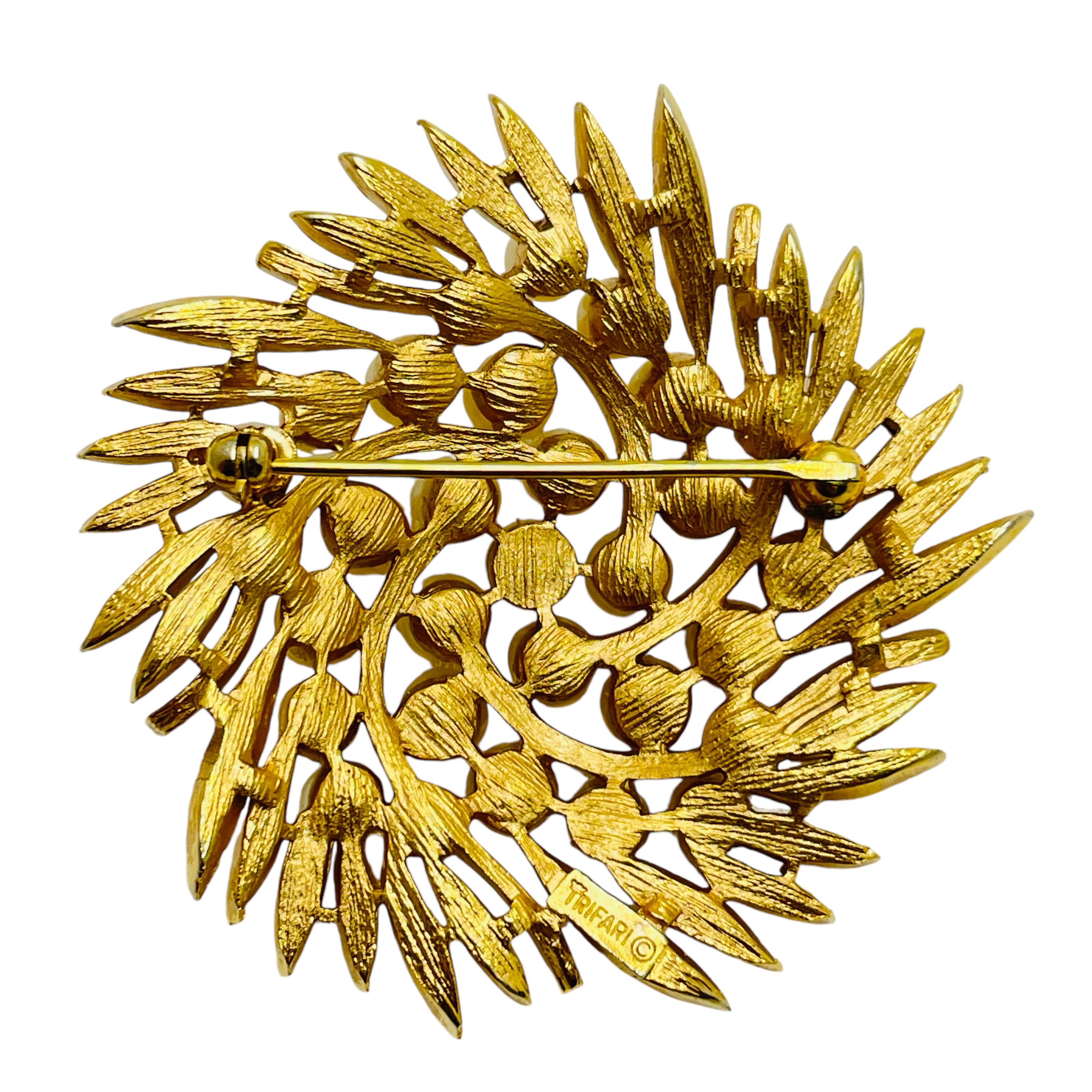 Vintage TRIFARI crown gold tone pearls designer brooch In Good Condition For Sale In Palos Hills, IL