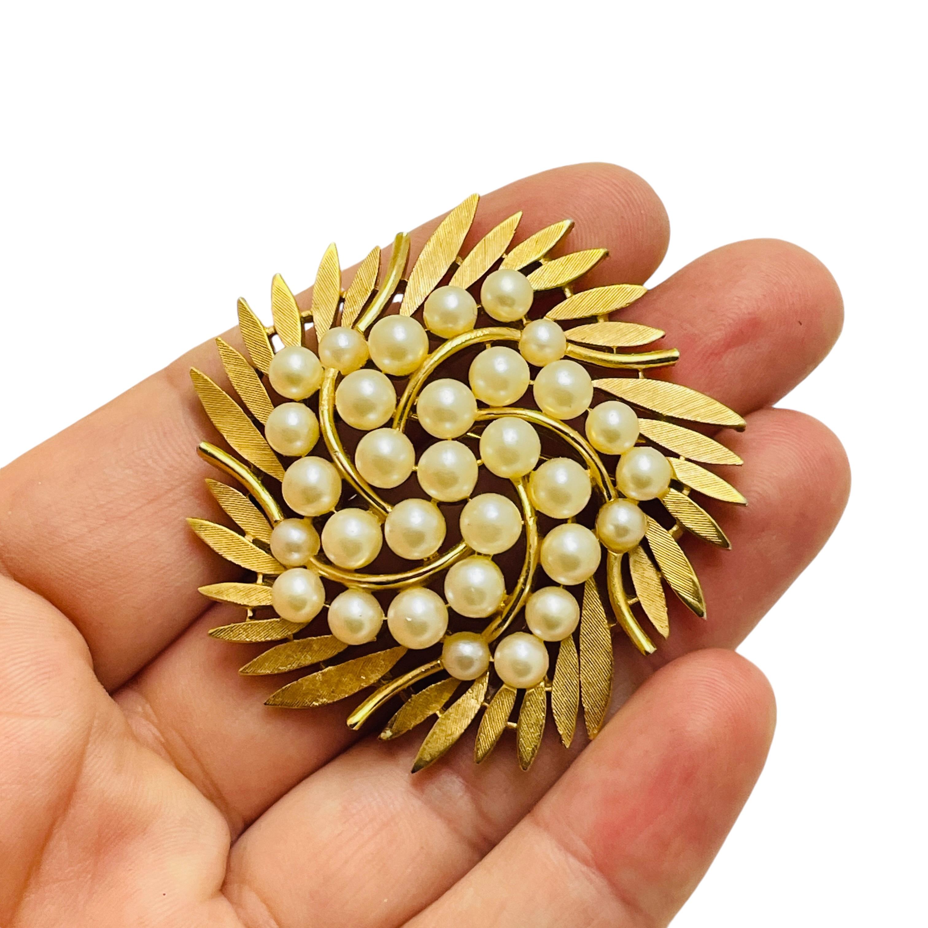 Women's Vintage TRIFARI crown gold tone pearls designer brooch For Sale