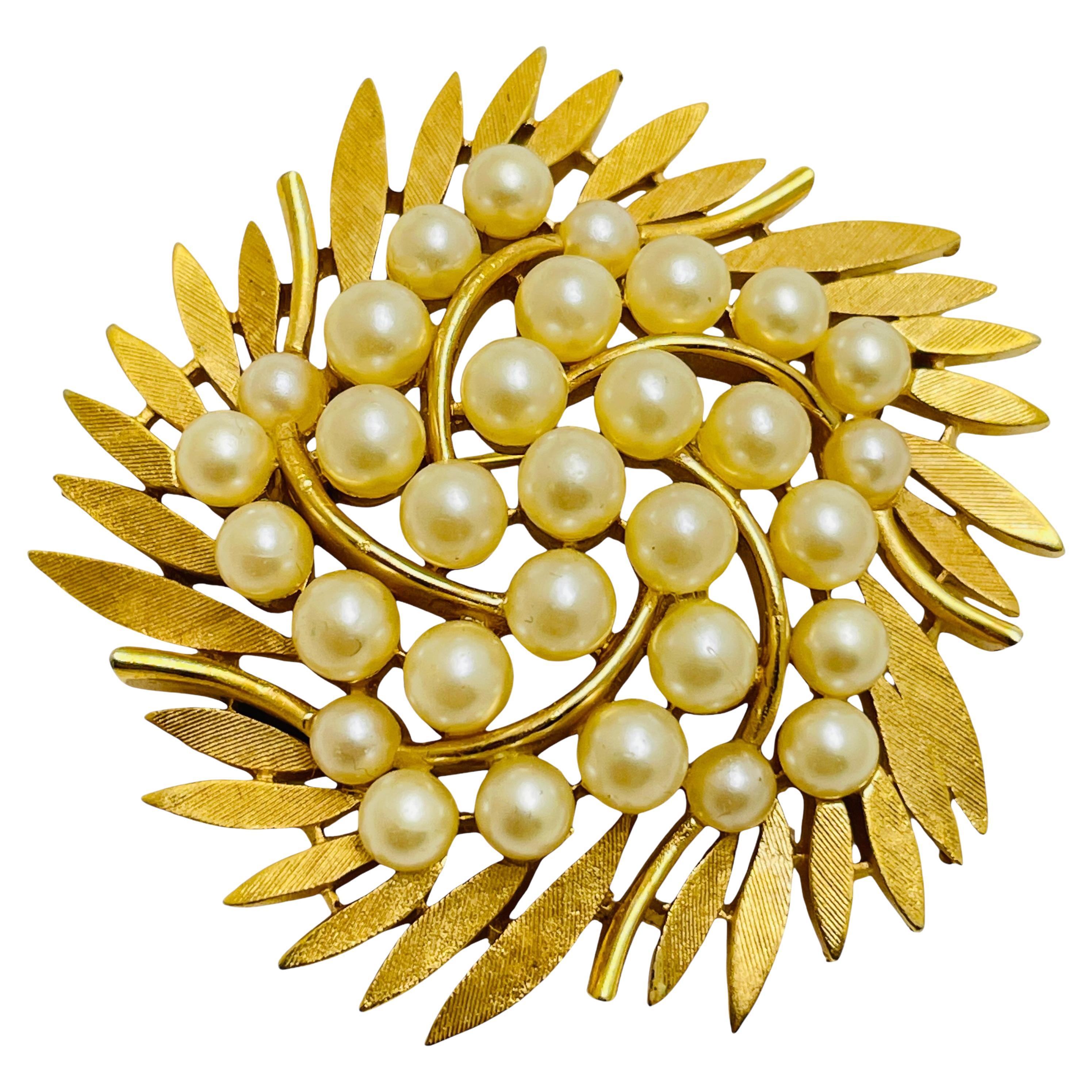 Vintage TRIFARI crown gold tone pearls designer brooch For Sale