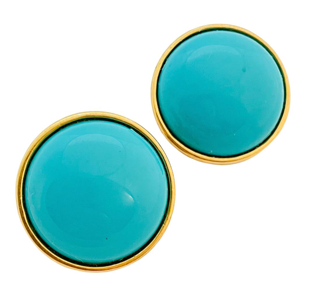 DETAILS

• signed TRIFARI  

• gold tone with turquoise lucite

• vintage designer runway pierced earrings 

MEASUREMENTS  

• 1” in diameter

CONDITION

• excellent vintage condition with minimal signs of wear

❤️❤️ VINTAGE DESIGNER JEWELRY ❤️❤️ 
