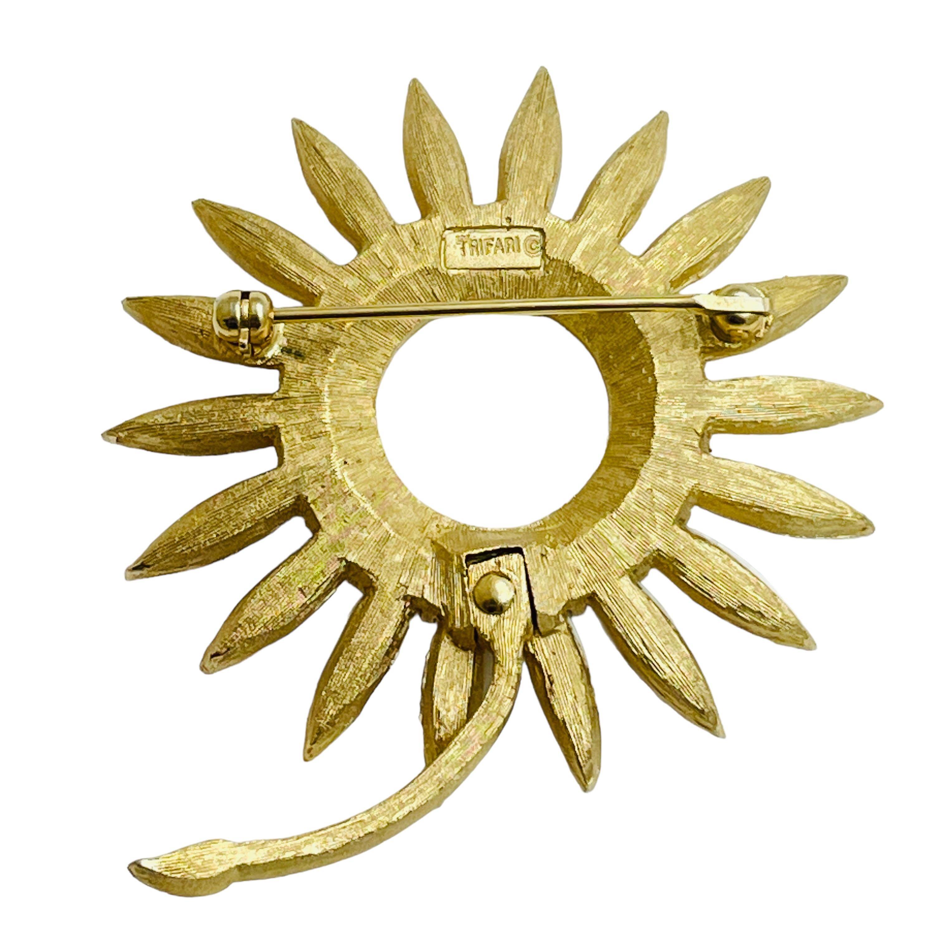 Women's Vintage TRIFARI crown gold white ename flower designer brooch For Sale