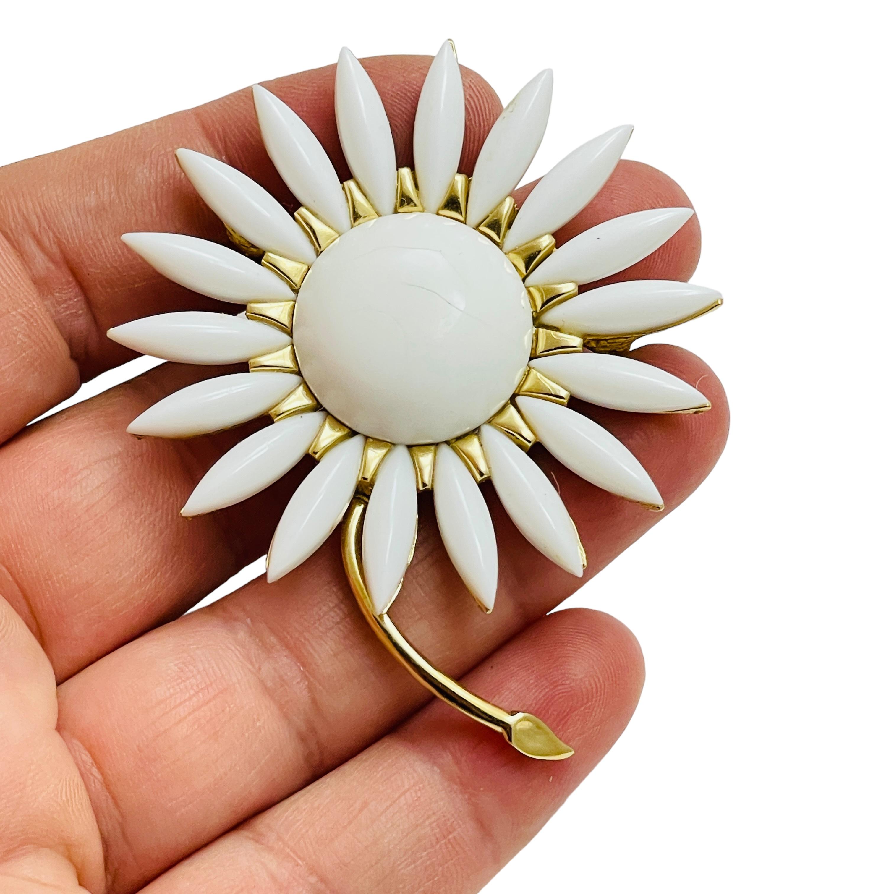 Vintage TRIFARI crown gold white ename flower designer brooch For Sale 1