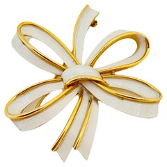 Broche de défilé vintage TRIFARI en forme de couronne avec nœud papillon et fleur en émail blanc et or, collection défilé