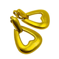 Pendientes de clip vintage TRIFARI corona oro mate de diseño de pasarela