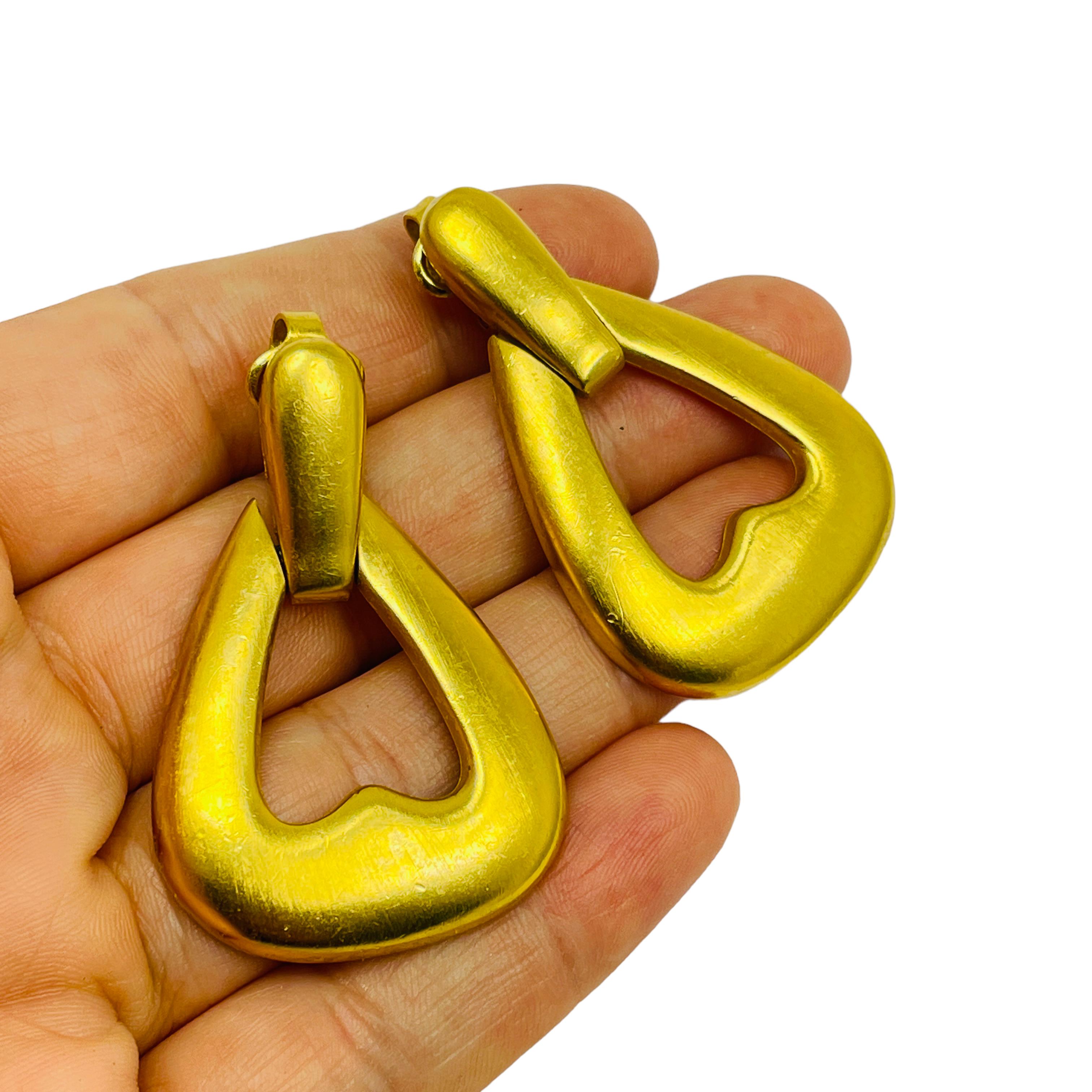Vintage TRIFARI Krone mattes Gold Designer-Laufsteg-Ohrclips für Damen oder Herren im Angebot