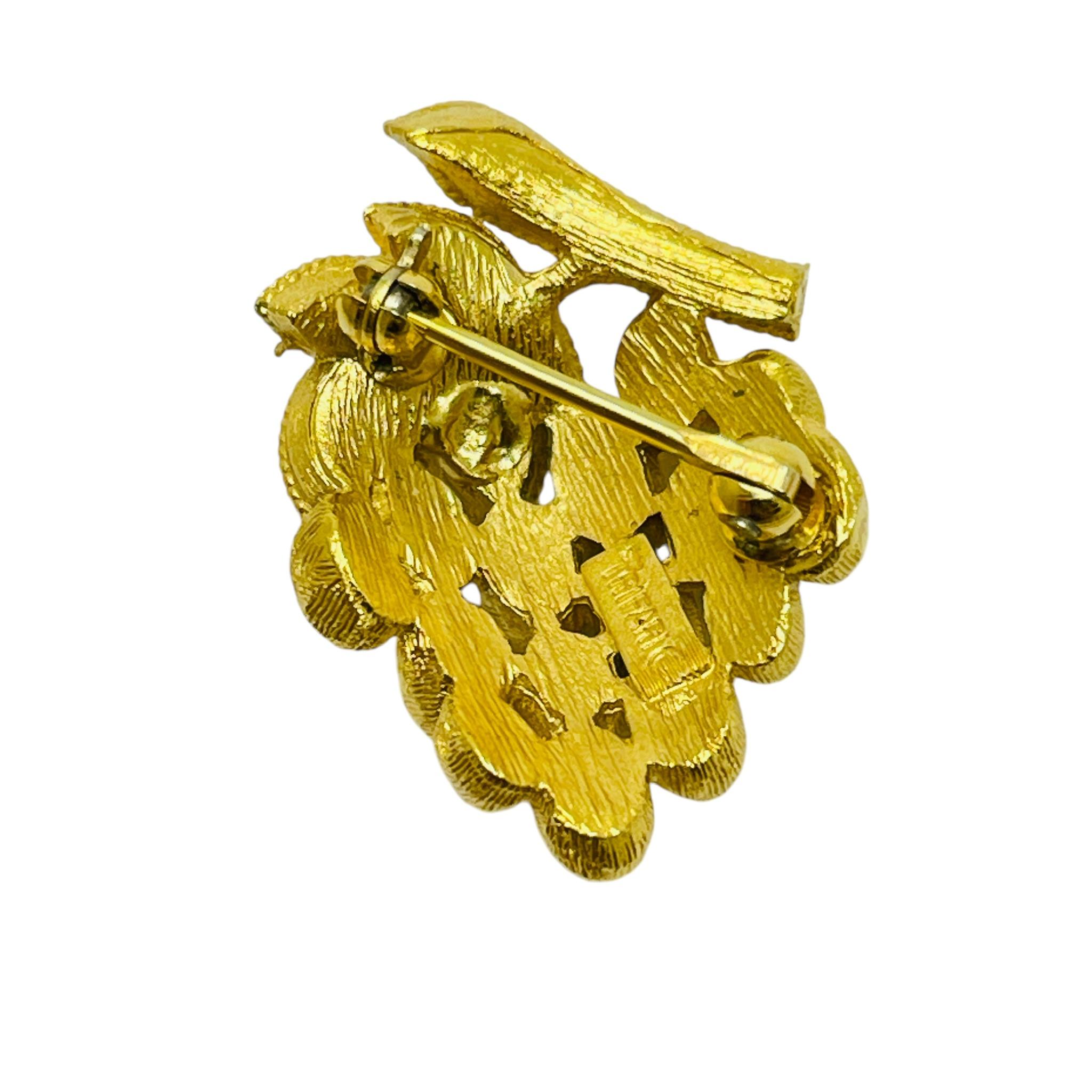Vintage TRIFARI crown signed gold tone grape small designer brooch In Good Condition For Sale In Palos Hills, IL