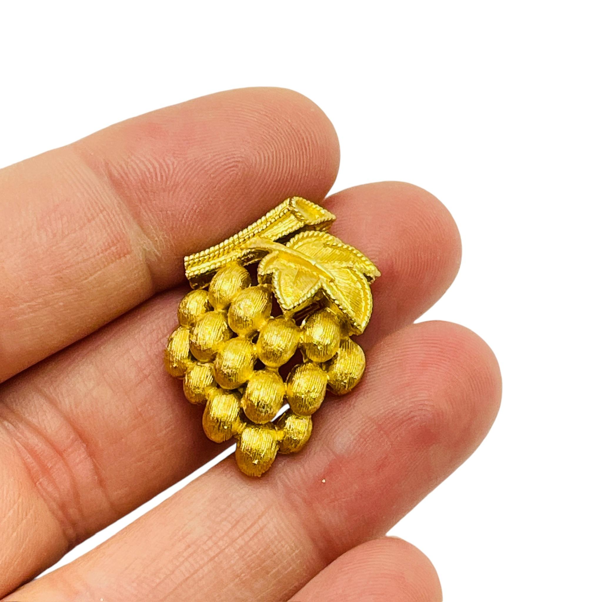 Women's Vintage TRIFARI crown signed gold tone grape small designer brooch For Sale